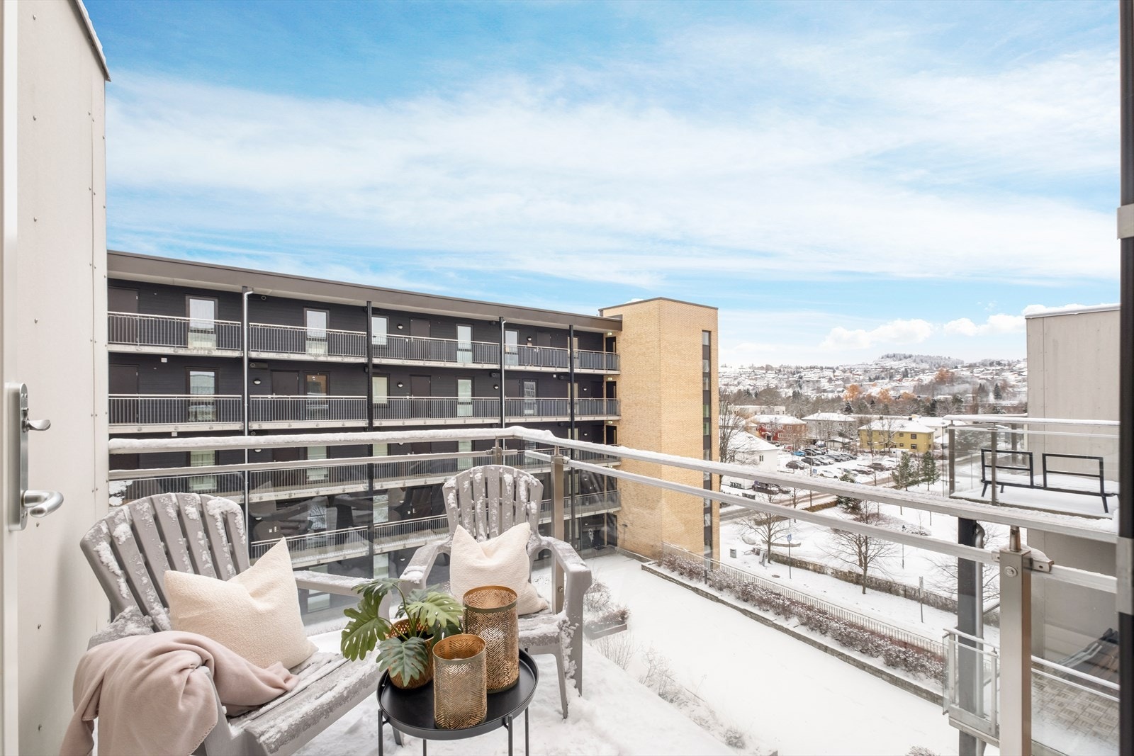 Sørvestvendt balkong på 5kvm med gode solforhold og utsikt. Galleribilde