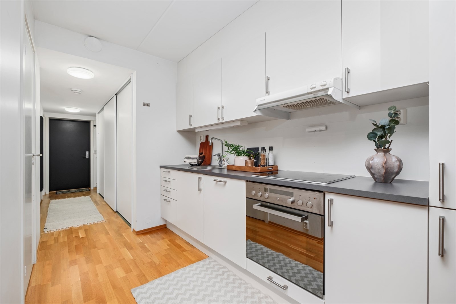 Kjøkken med integrerte hvitevarer. Galleribilde