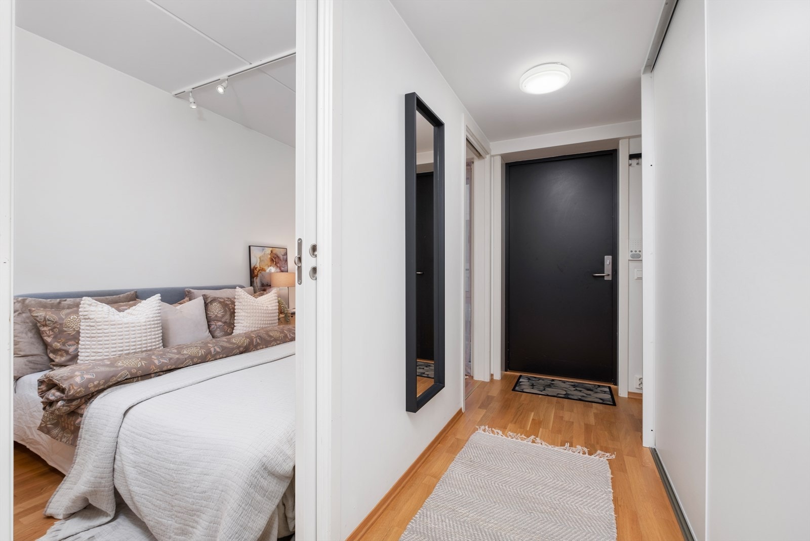 Romslig entré/gang med garderobeskap på ca. 3,4 meter, se plantegning. Galleribilde