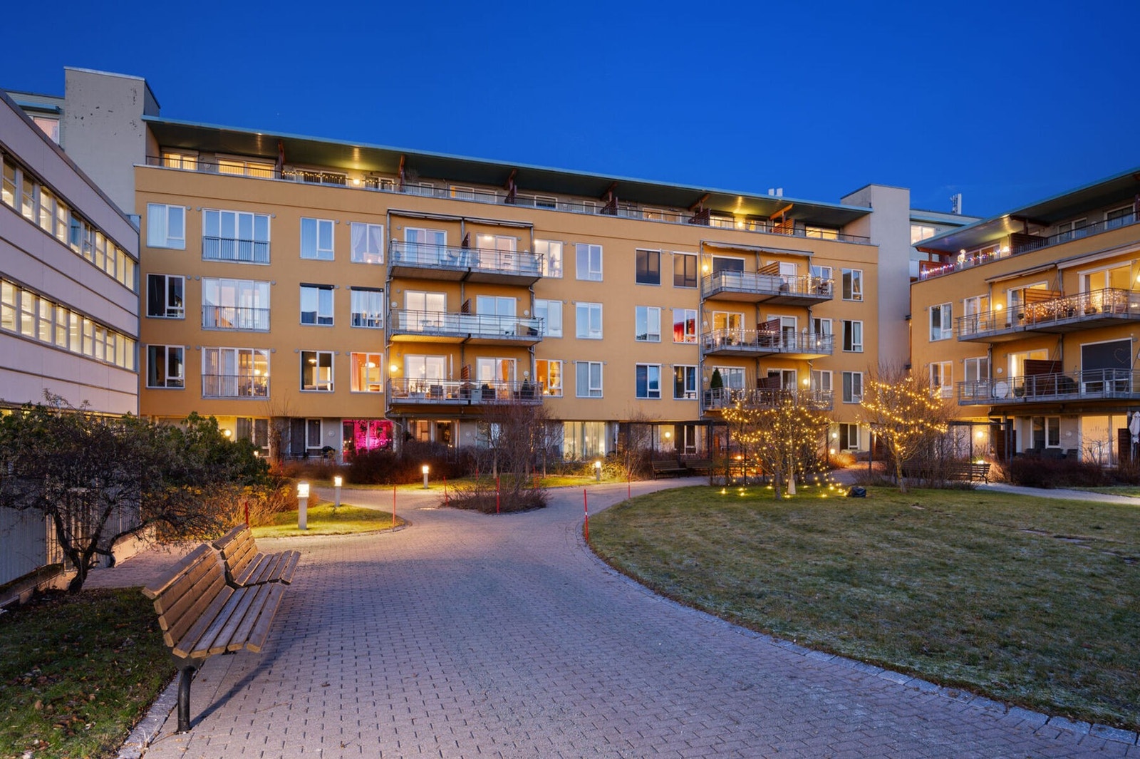 Tidligere kveldsbilde av fasade og fellesarealer. Galleribilde