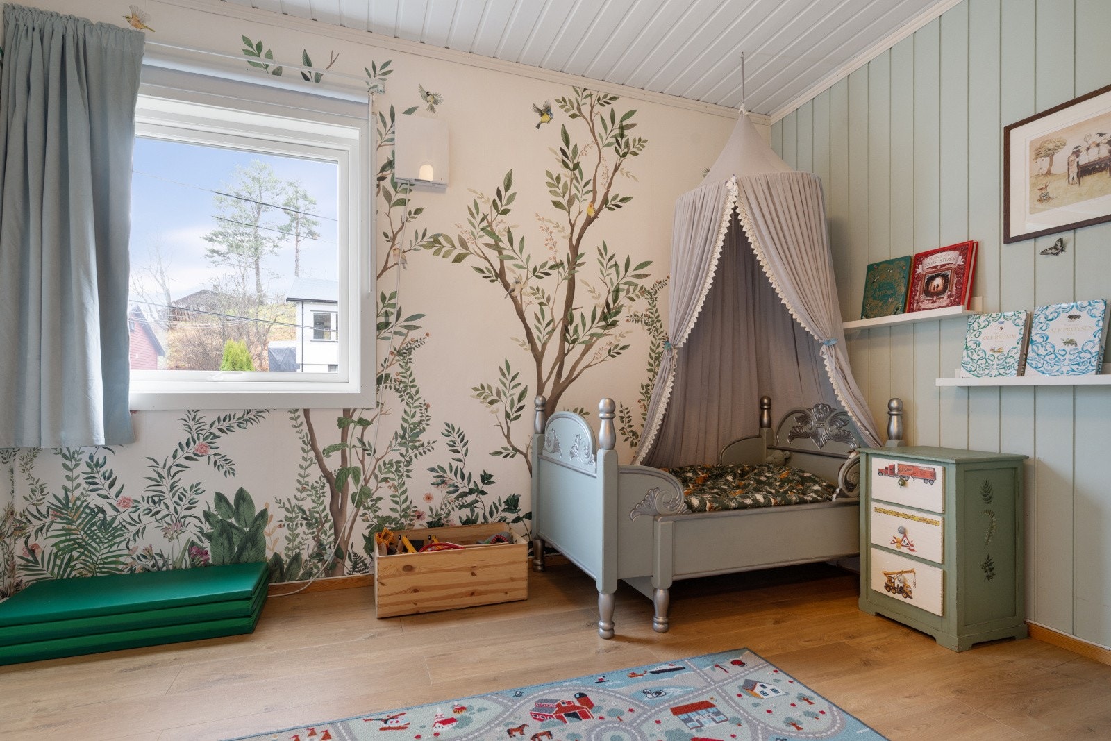 Soverom 3 er også romslig, og har plass til både seng, garderobeskap og annen ønsket møblering, f.eks skrivebord. Galleribilde