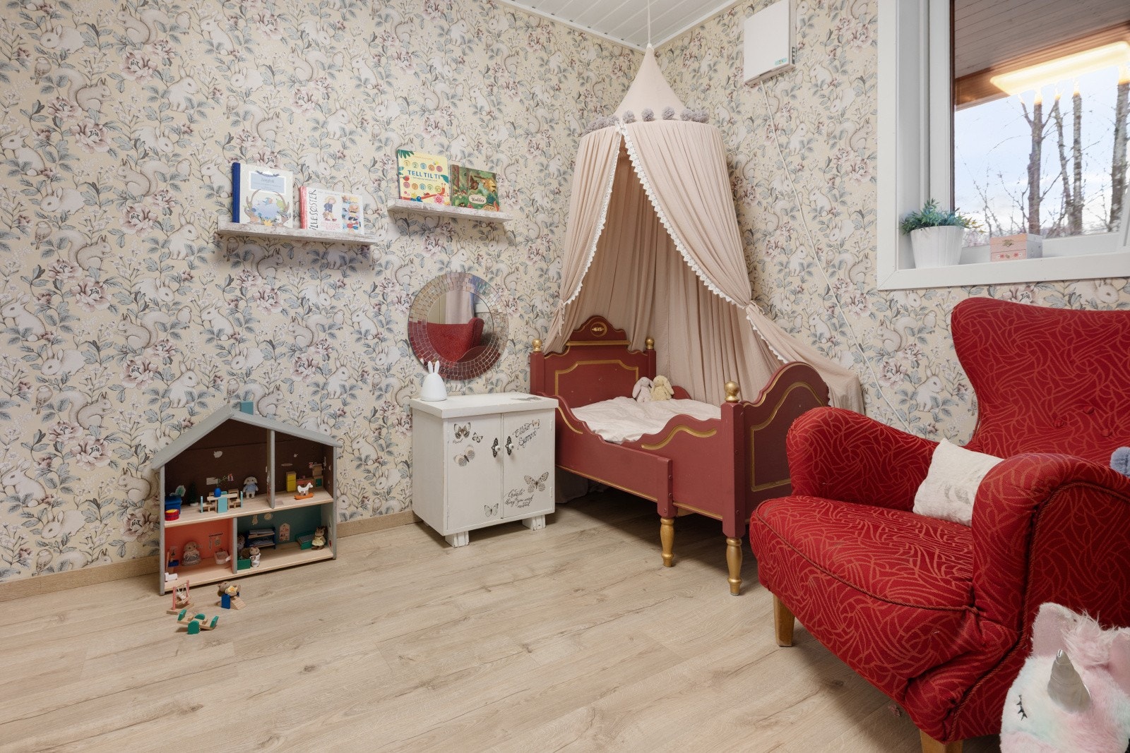 Soverom 2 er også romslig, og har plass til både seng, garderobeskap og annen ønsket møblering, f.eks skrivebord. Galleribilde