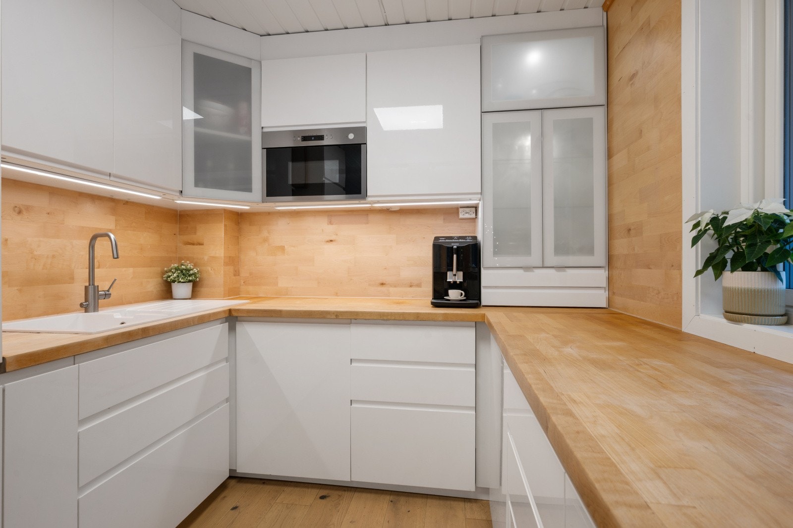 Kjøkkenet er utstyrt med integrerte hvitevarer og mekanisk avtrekk. Galleribilde