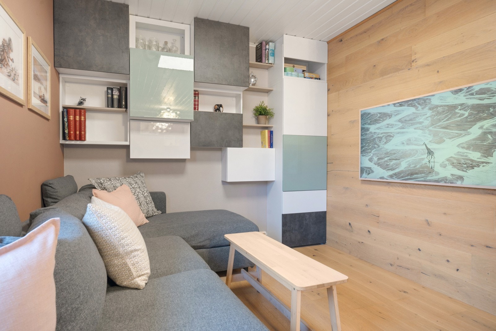 Integrerte hyller gir praktisk oppbevaring i stueområdet. Galleribilde