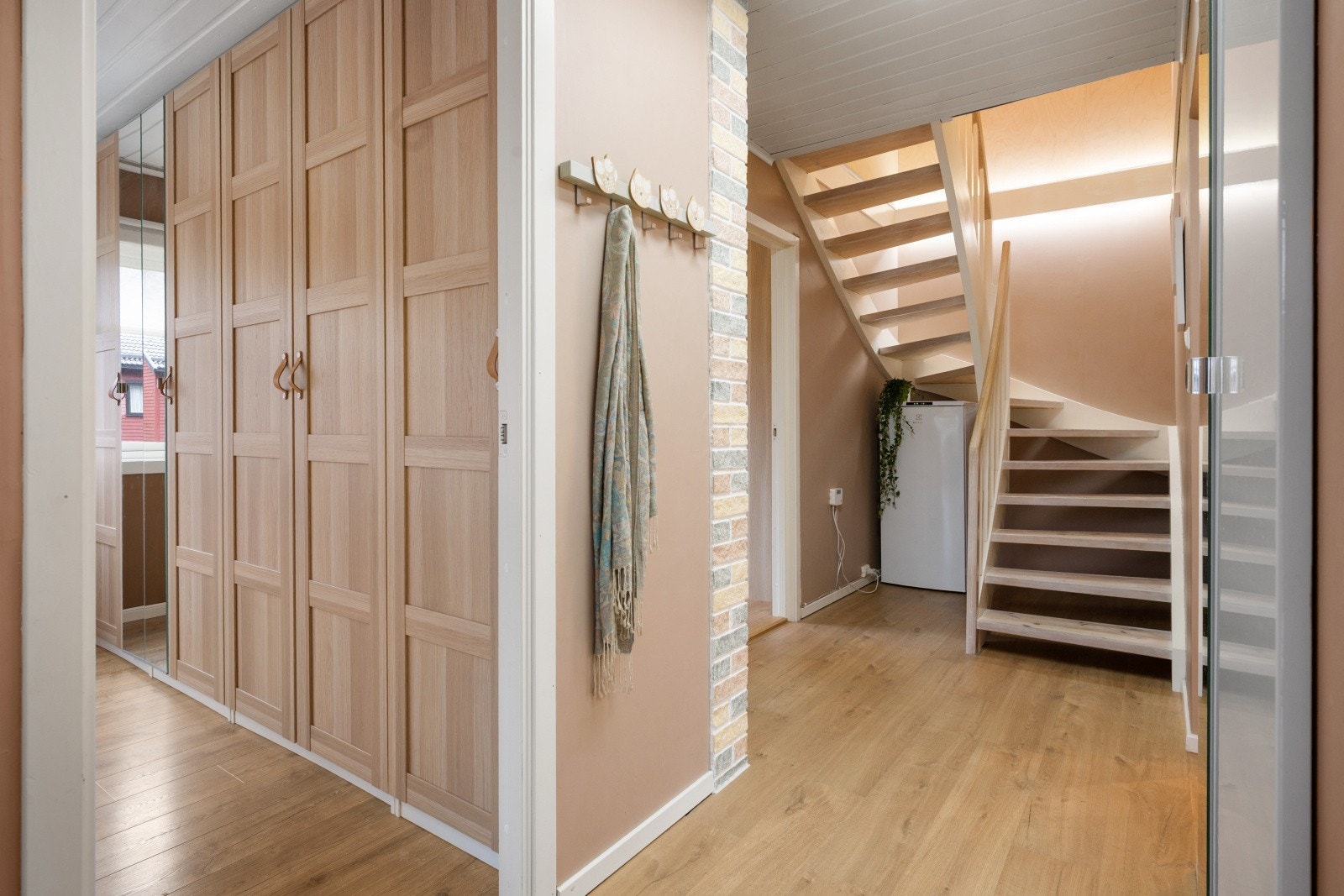 Det er nyere laminatgulv og varmefolie i hele underetasjen. Det er lune og fine fargevalg som gir et godt førsteinntrykk. Galleribilde