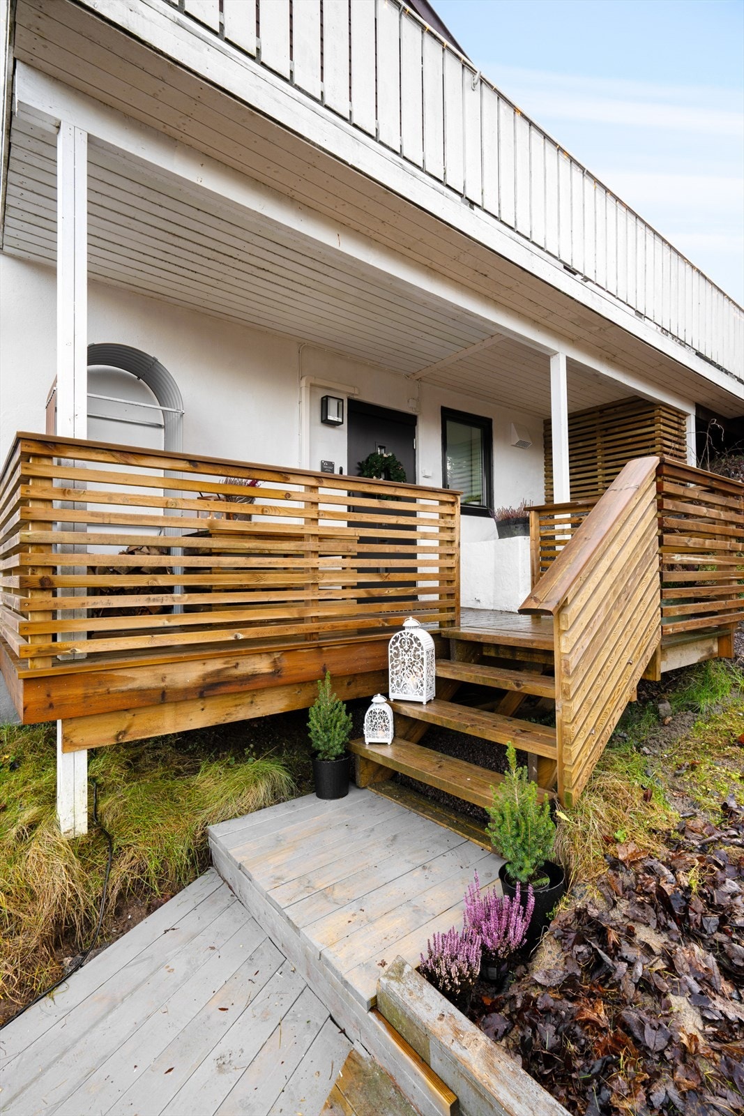 Boligen har et hyggelig inngangsparti som ønsker deg velkommen inn. Galleribilde