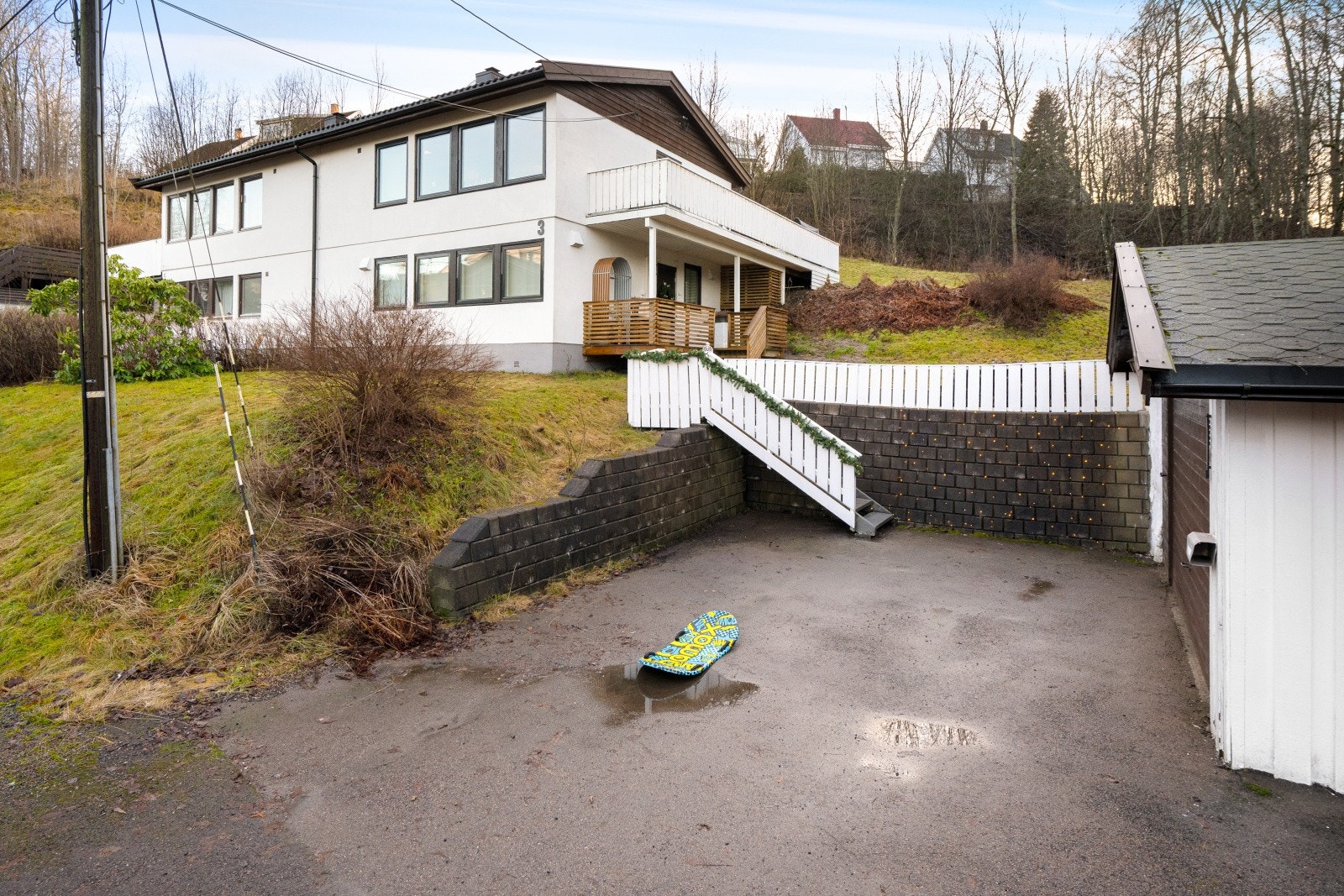 Boligen har god plass for parkering på egen gårdsplass, samt garasje. Galleribilde