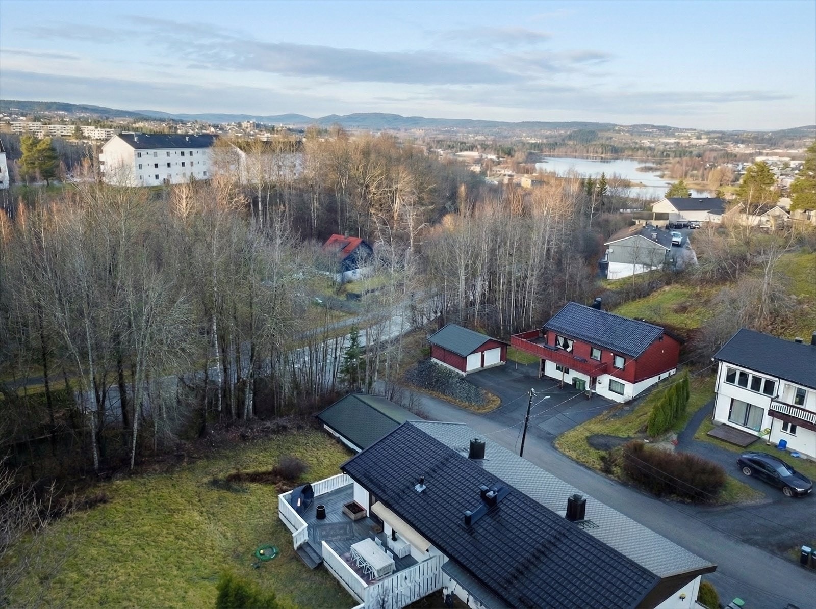 Boligen har en prima beliggenhet, nære Lillestrøm og tilhørende Rud skolekrets. Galleribilde