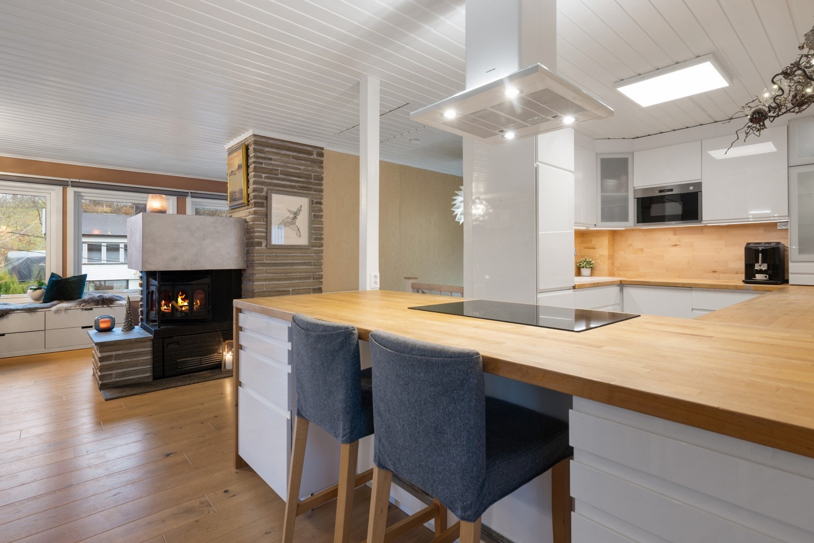 Åpen planløsning mellom kjøkken og stue gir en naturlig overgang mellom rommene. Galleribilde