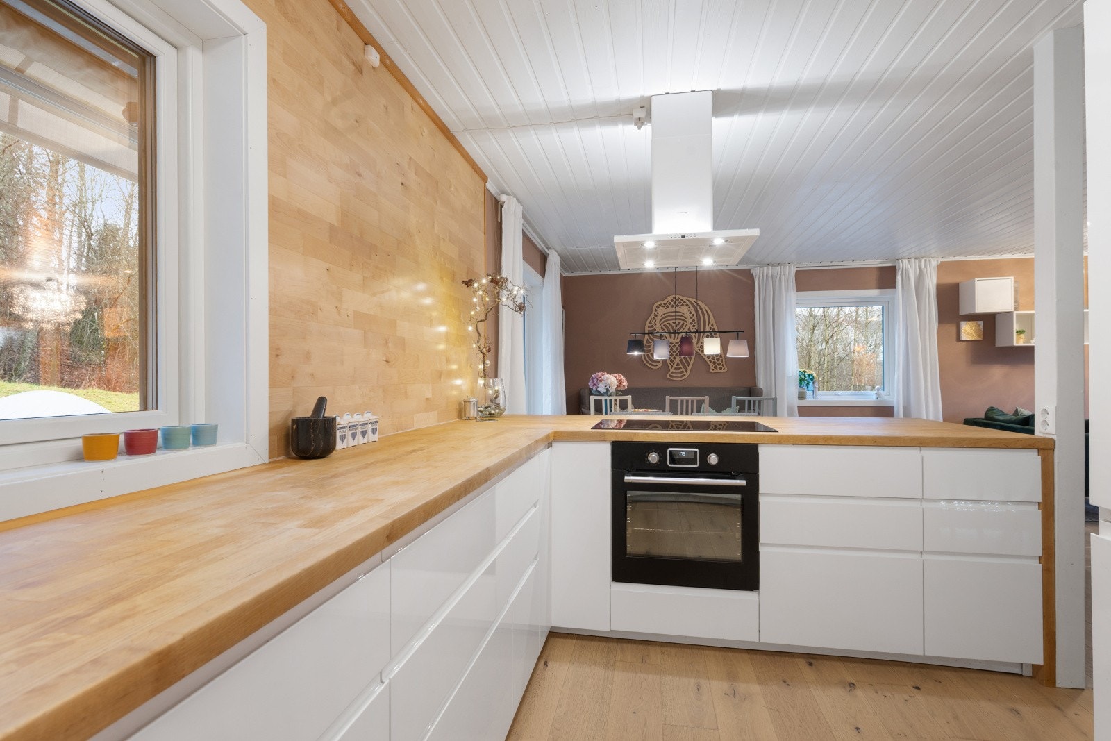 Fra kjøkkenet er det direkte tilgang til spiseplassen i stuen. Galleribilde