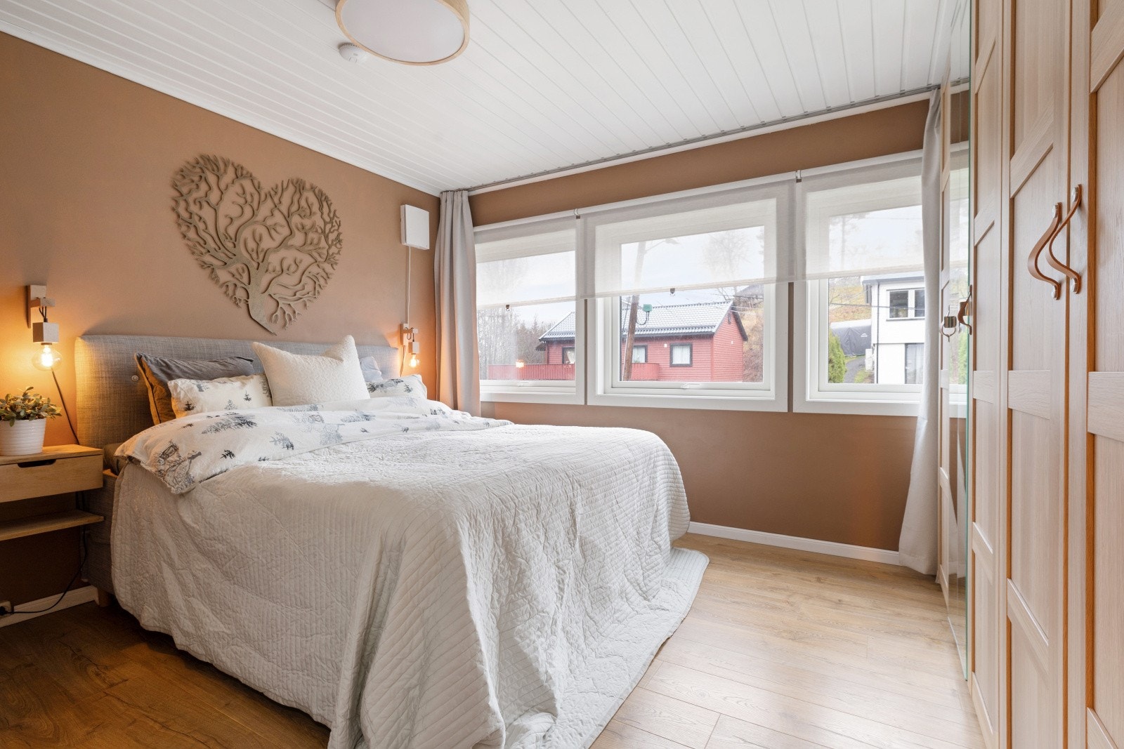 Hovedsoverommet har god plass til dobbeltseng og tilhørende møblement. Galleribilde