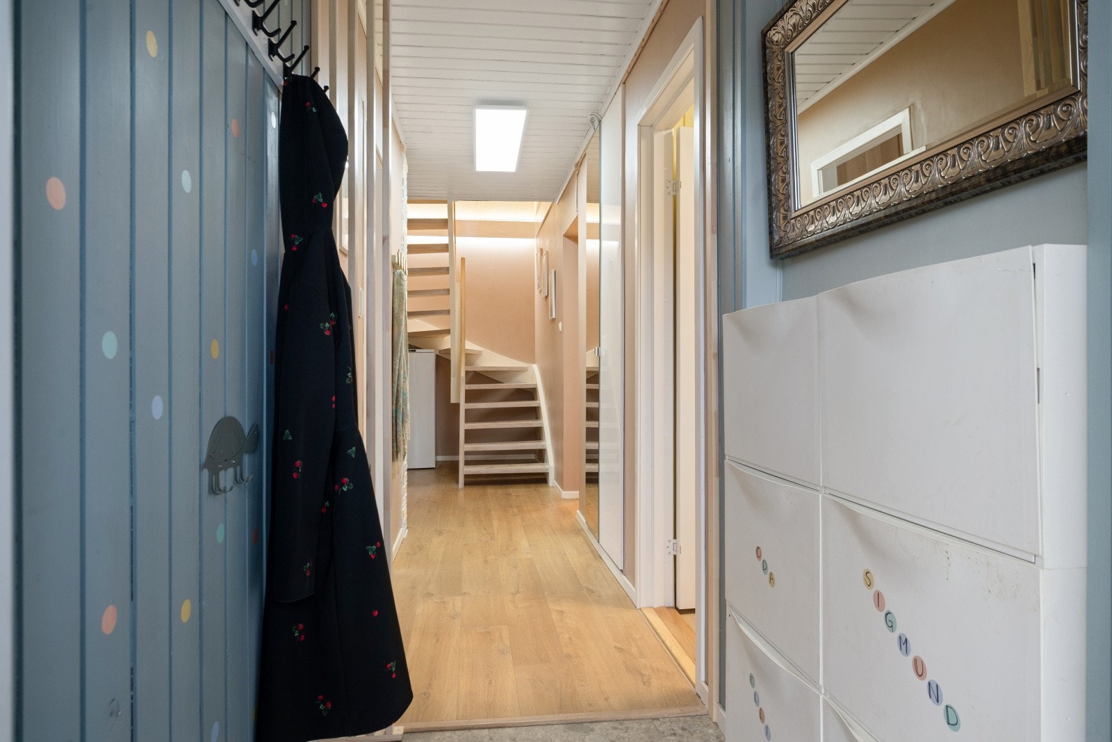 Entréen gir tilgang til uteområdet via en fabrikkmalt ytterdør fra 2023 med kodelås. Varmepumpe fra 2020 er montert for effektiv oppvarming. Galleribilde