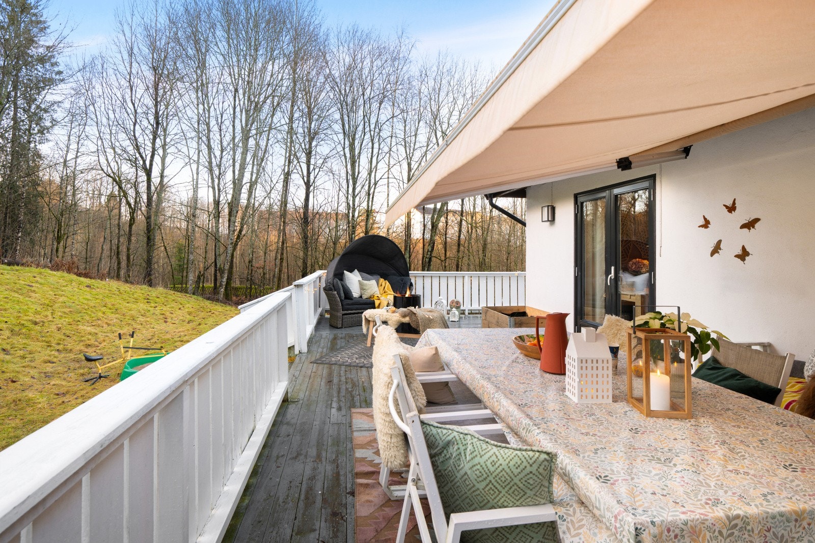 I tillegg til den romslige terrassen er det også en stor hage som byr på lek og moro for hele familien. Galleribilde