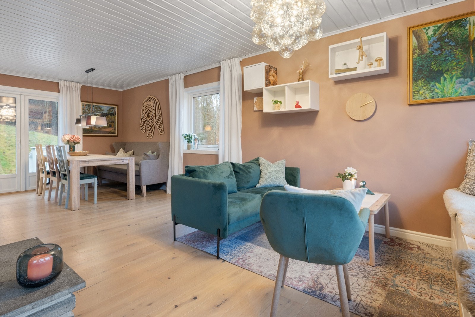 Stuens gode størrelse og utforming gjør den enkel å innrede i flere soner. Galleribilde