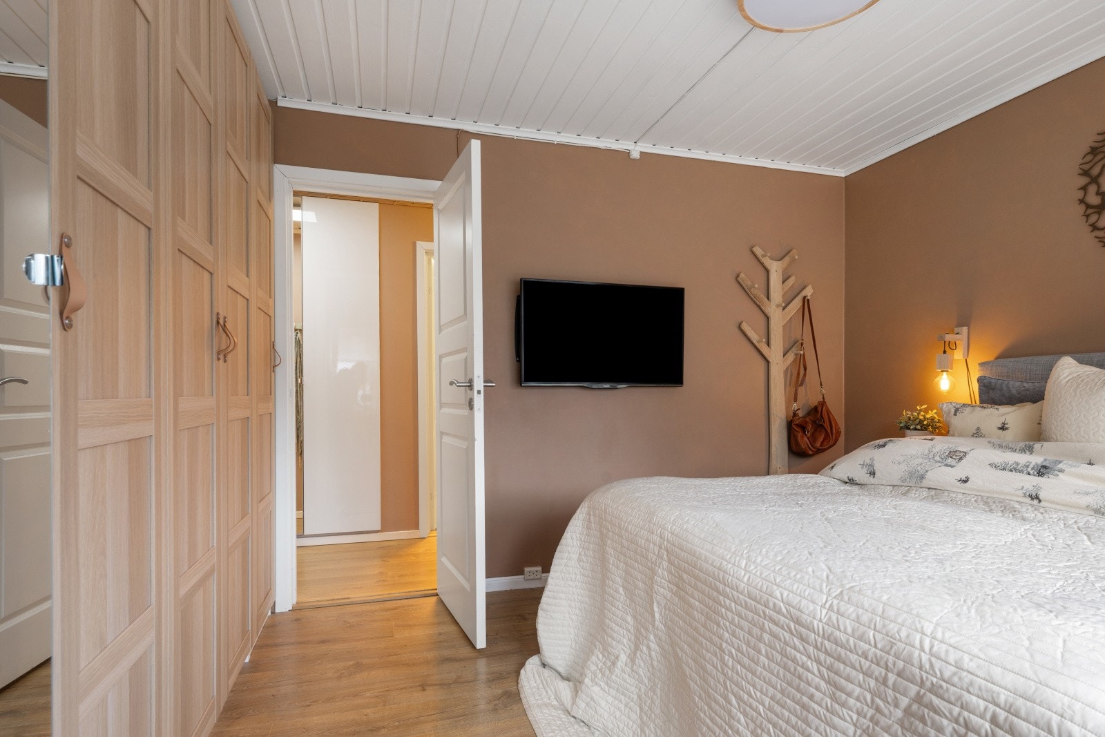 Soverommet har også god garderobeplass. Galleribilde