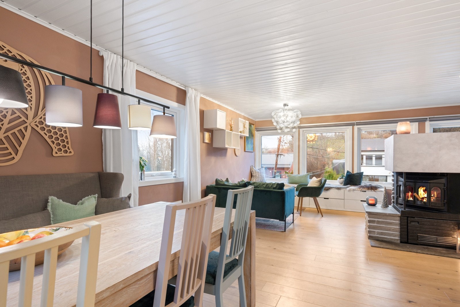 Det er montert et fint ildsted som sørger for lun varme og knitrende god stemning på kalde dager. Galleribilde