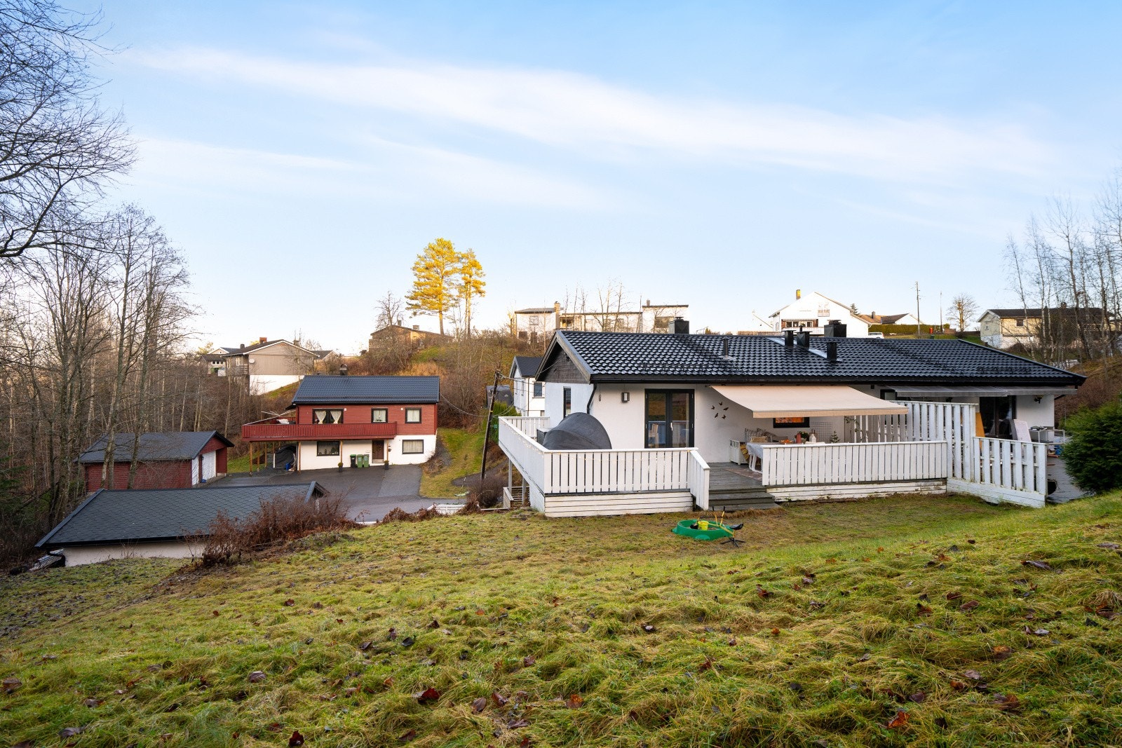 Romslig tomt som byr på lek og moro for hele familien. Galleribilde