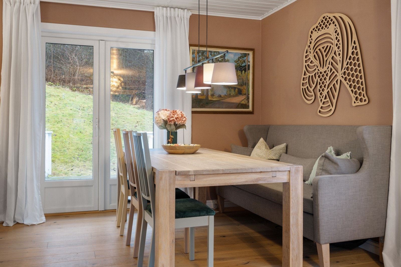 Ved kjøkkenet er det god plass til spisebord. Galleribilde