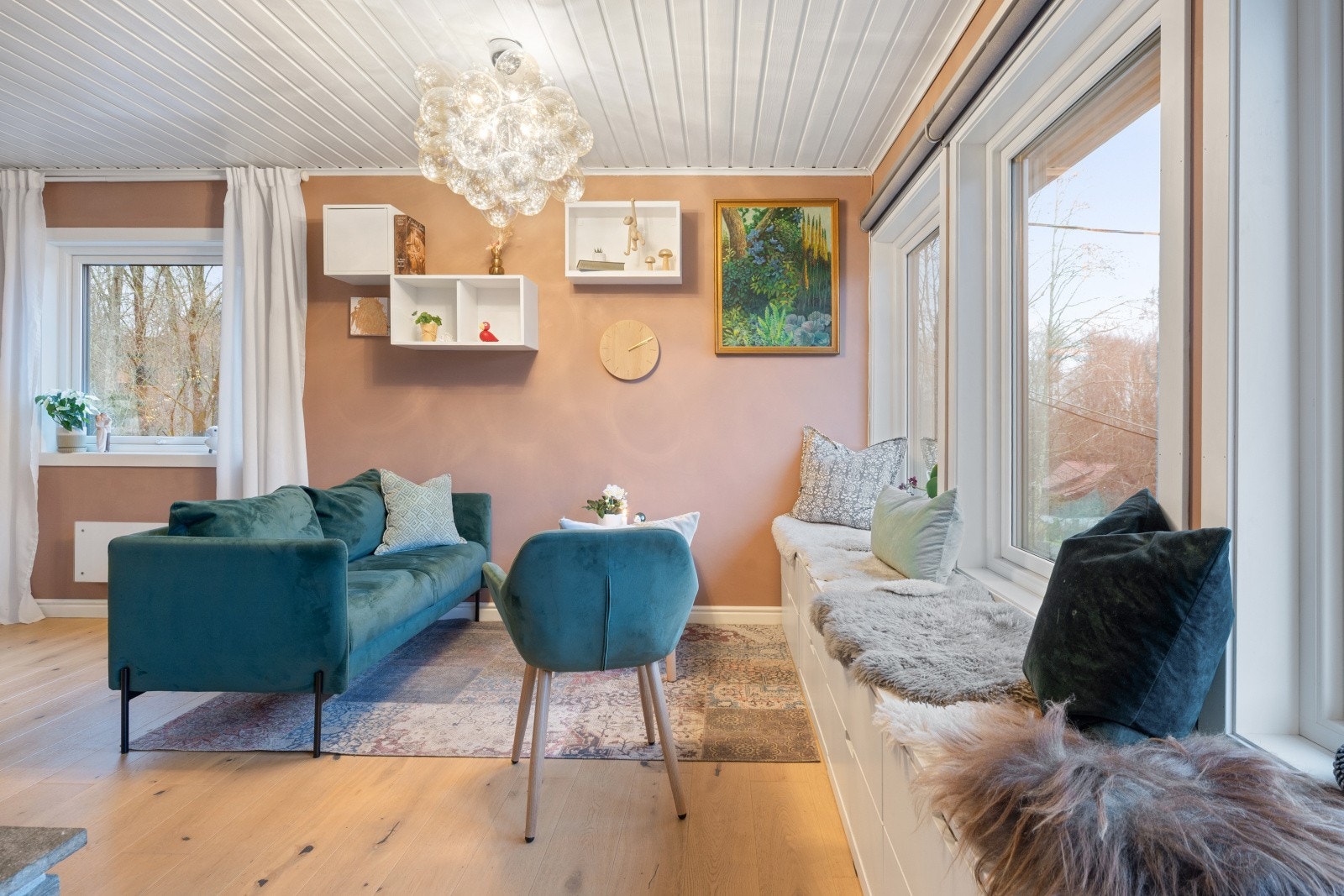 Eikeparkett og malte vegger gir en solid og vedlikeholdsfri overflate i stuen. Galleribilde