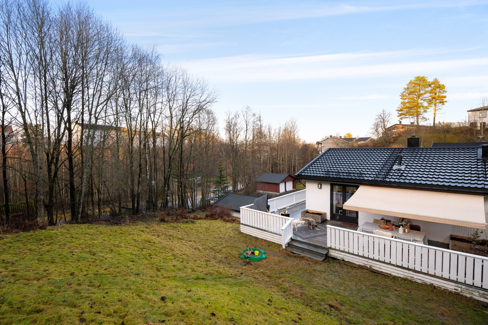 Stor terrasse og romslig hage. Galleribilde