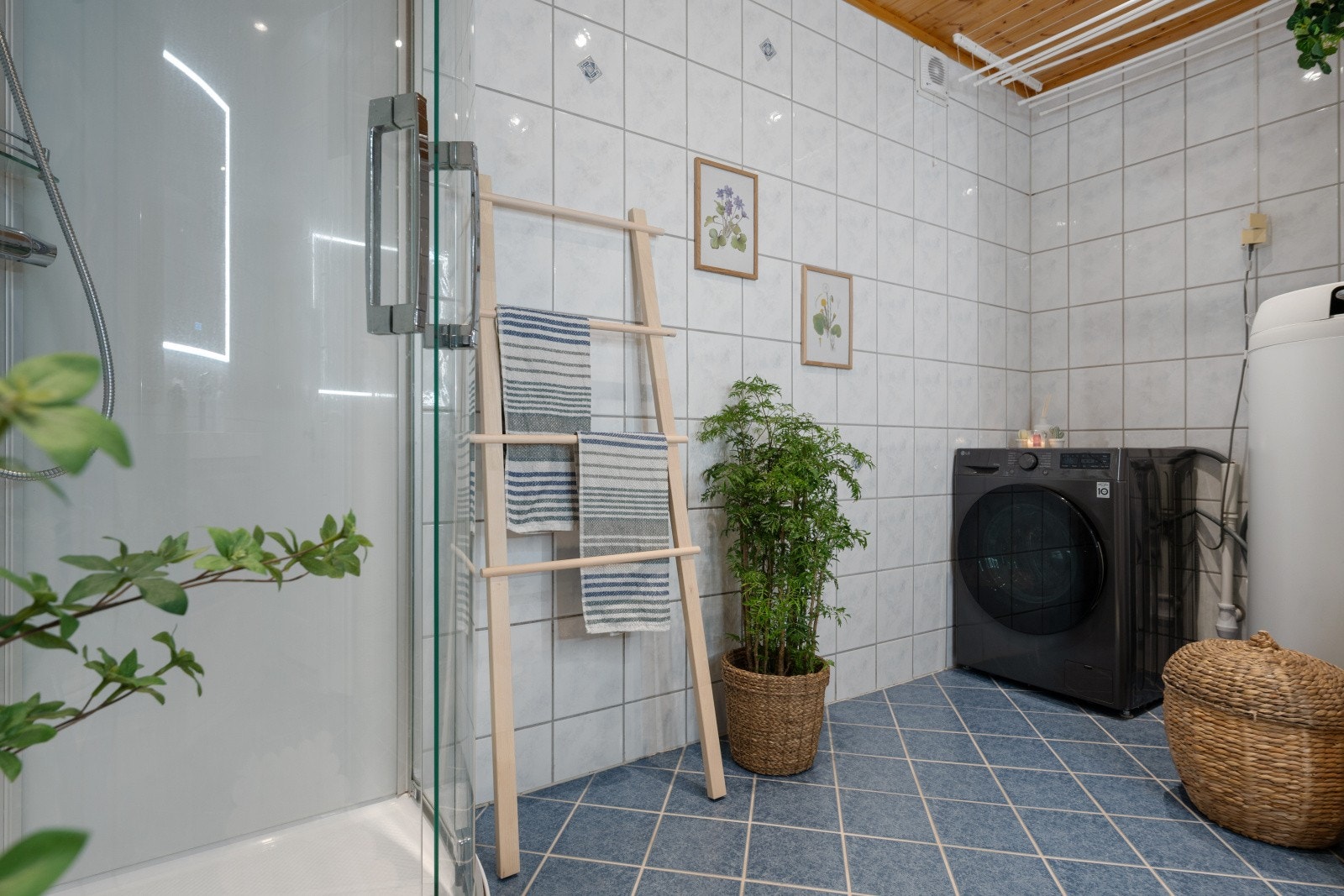 Dusjkabinett og opplegg for vaskemaskin kompletterer badet, som har elektrisk avtrekksvifte. Galleribilde