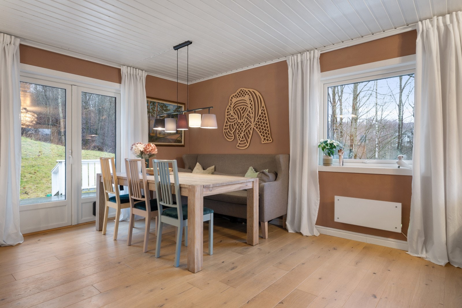 Fra kjøkkenet er det utgang til den store uteplasser. Galleribilde