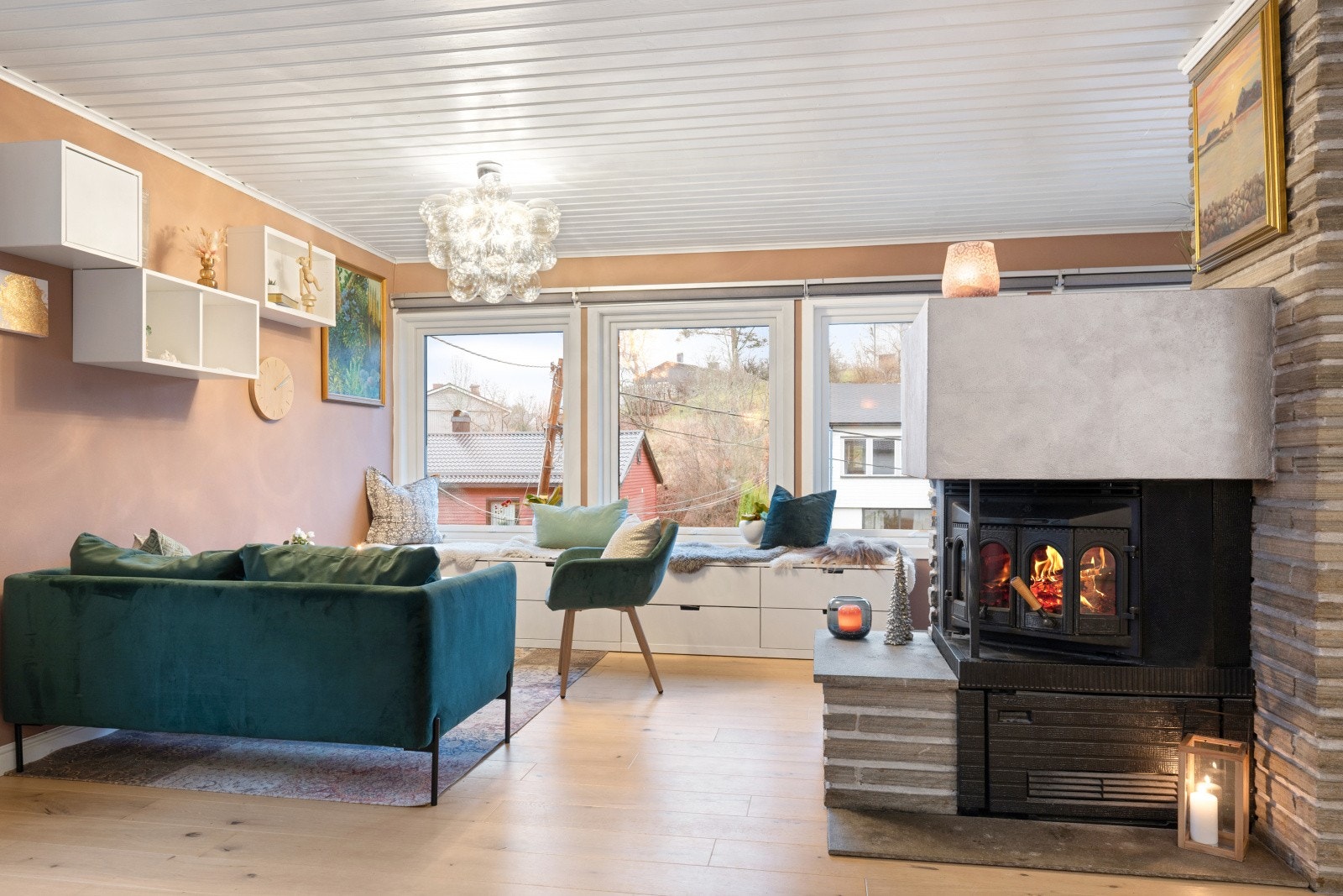 Store vindusflater gir utsyn mot hageområde fra stuen. Galleribilde