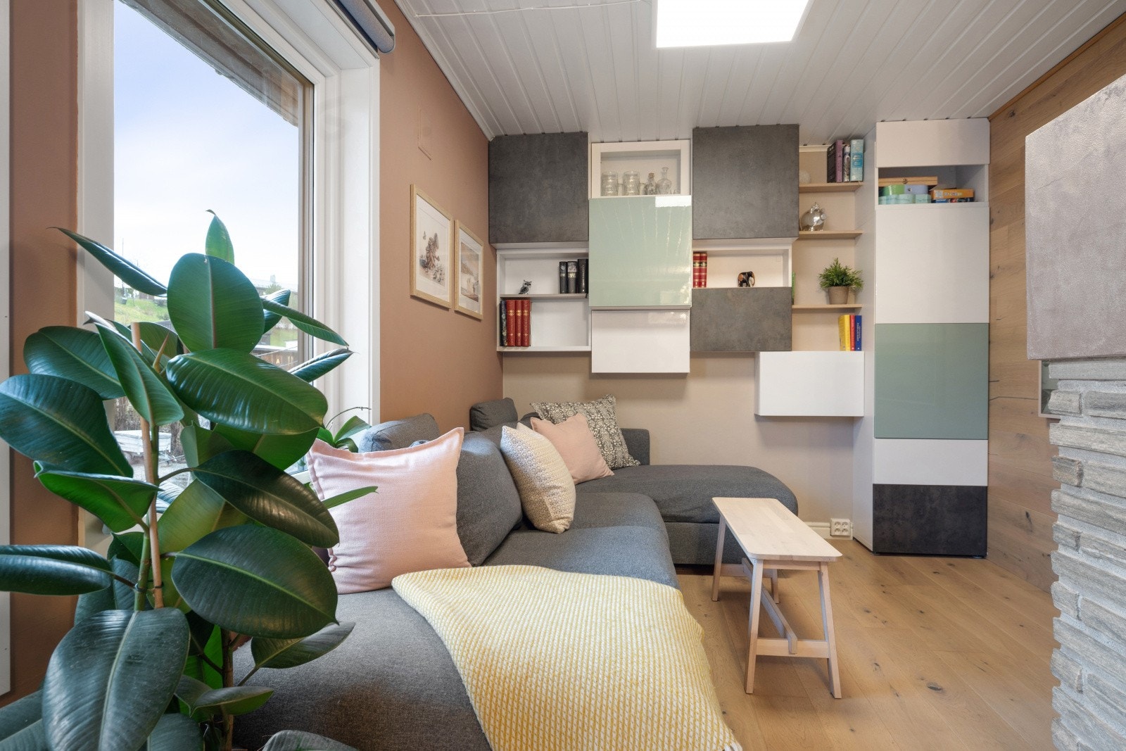 Den innerste delen av stuen blir en perfekt TV-stue, dette har tidligere vært ett ytterlige soverom. Galleribilde