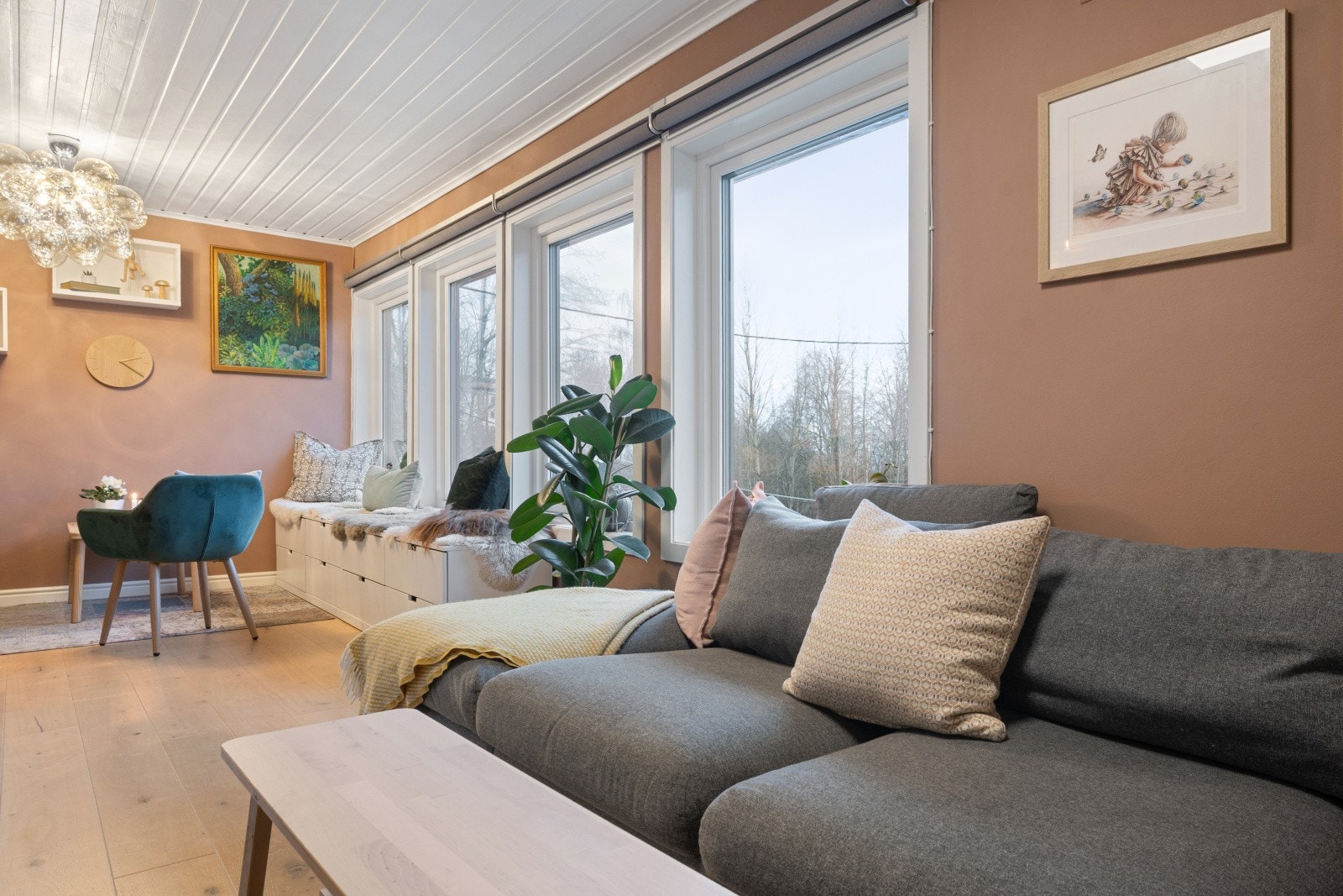 Stuen har gode lysforhold fra de store vindusflatene. Galleribilde