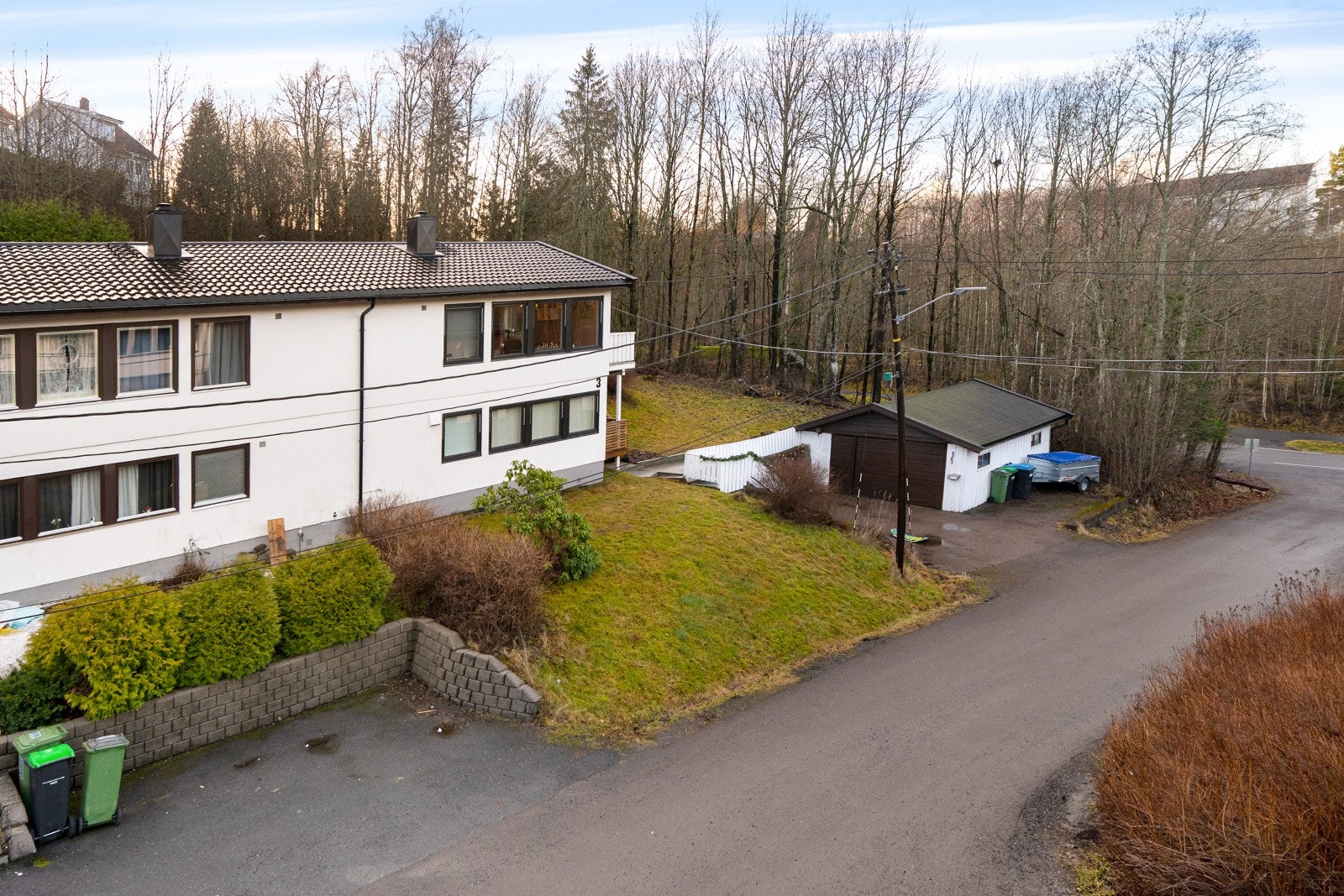 Det er god plass for parkering på egen tomt og i garasje. Galleribilde