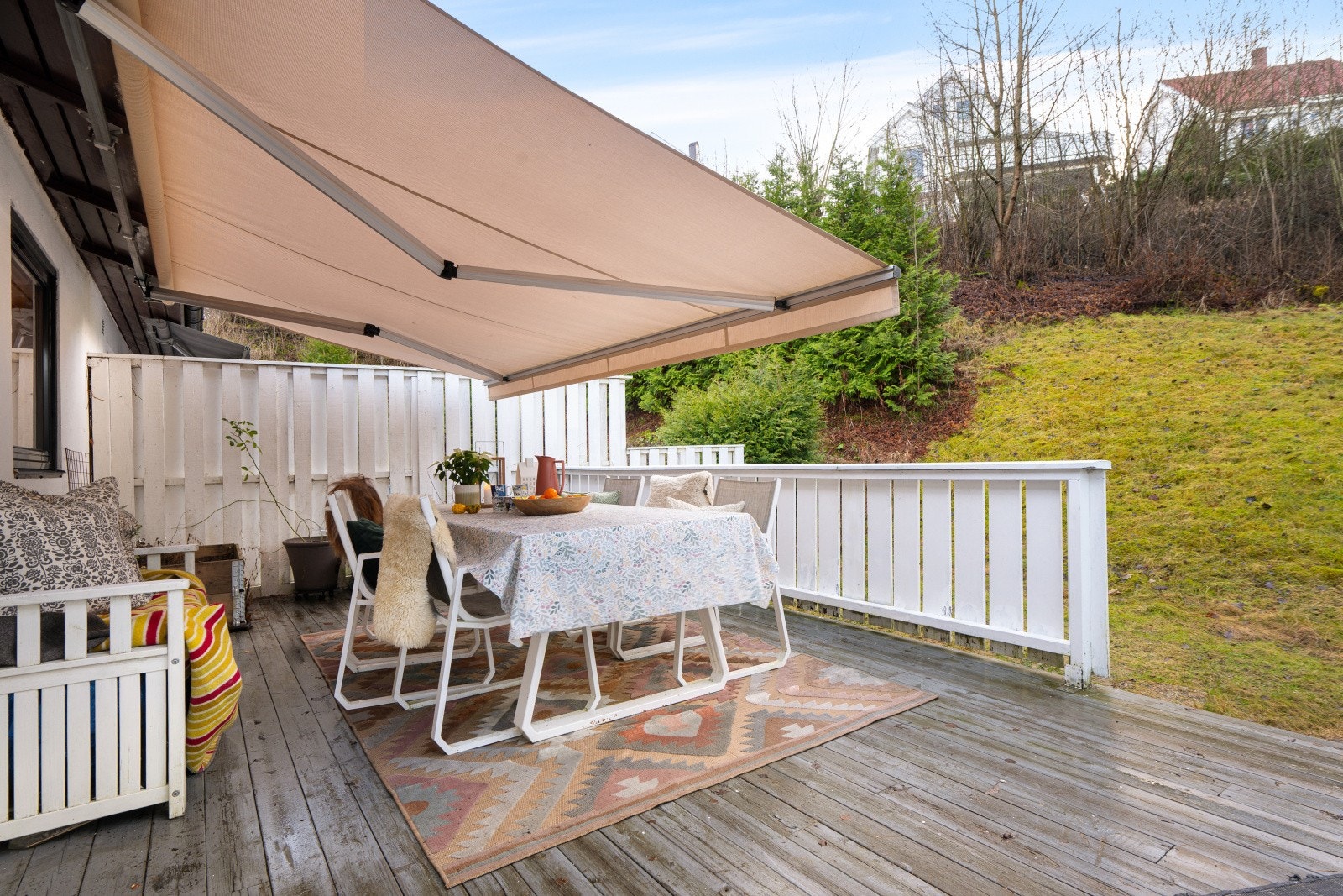 Koselig terrasse med enkel adkomst fra stuen og kjøkkenet. Galleribilde
