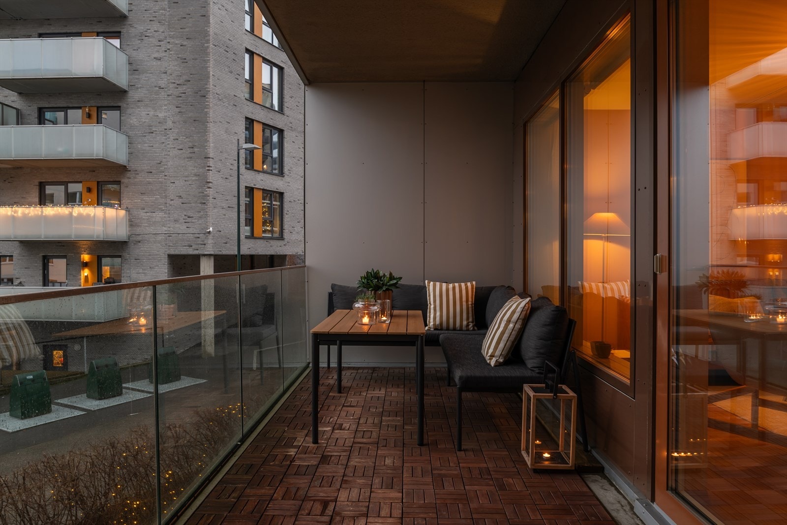 Her har du god plass til både spisebord og loungegruppe. Galleribilde