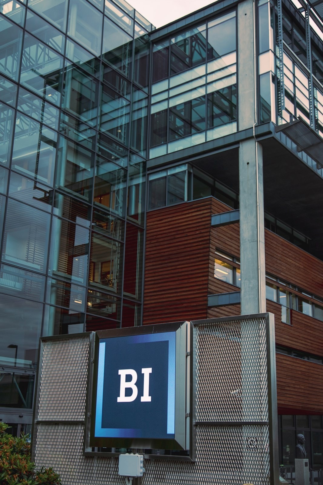 Handelshøyskolen BI ligger kun noen få minutter fra boligen. I tillegg finner du Storo shoppingsenter innen gangavstand med alt du måtte trenge. Galleribilde