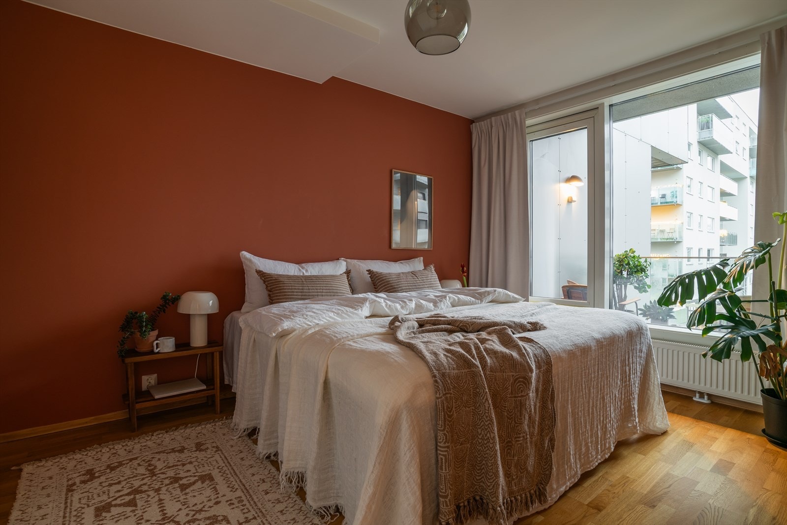 Stor og romslig soverom med rikelig med garderobeskap langs hele den ene kortveggen. Galleribilde