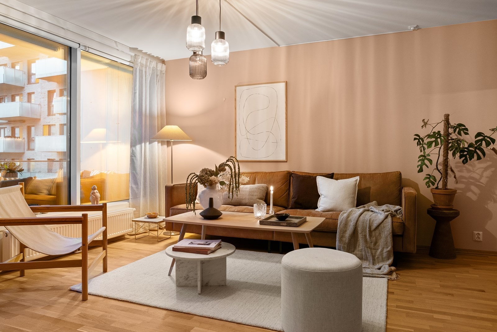 Leiligheten er oppvarmet med radiatorer via sentral fjernvarme. I tillegg varmekabler på bad. Galleribilde