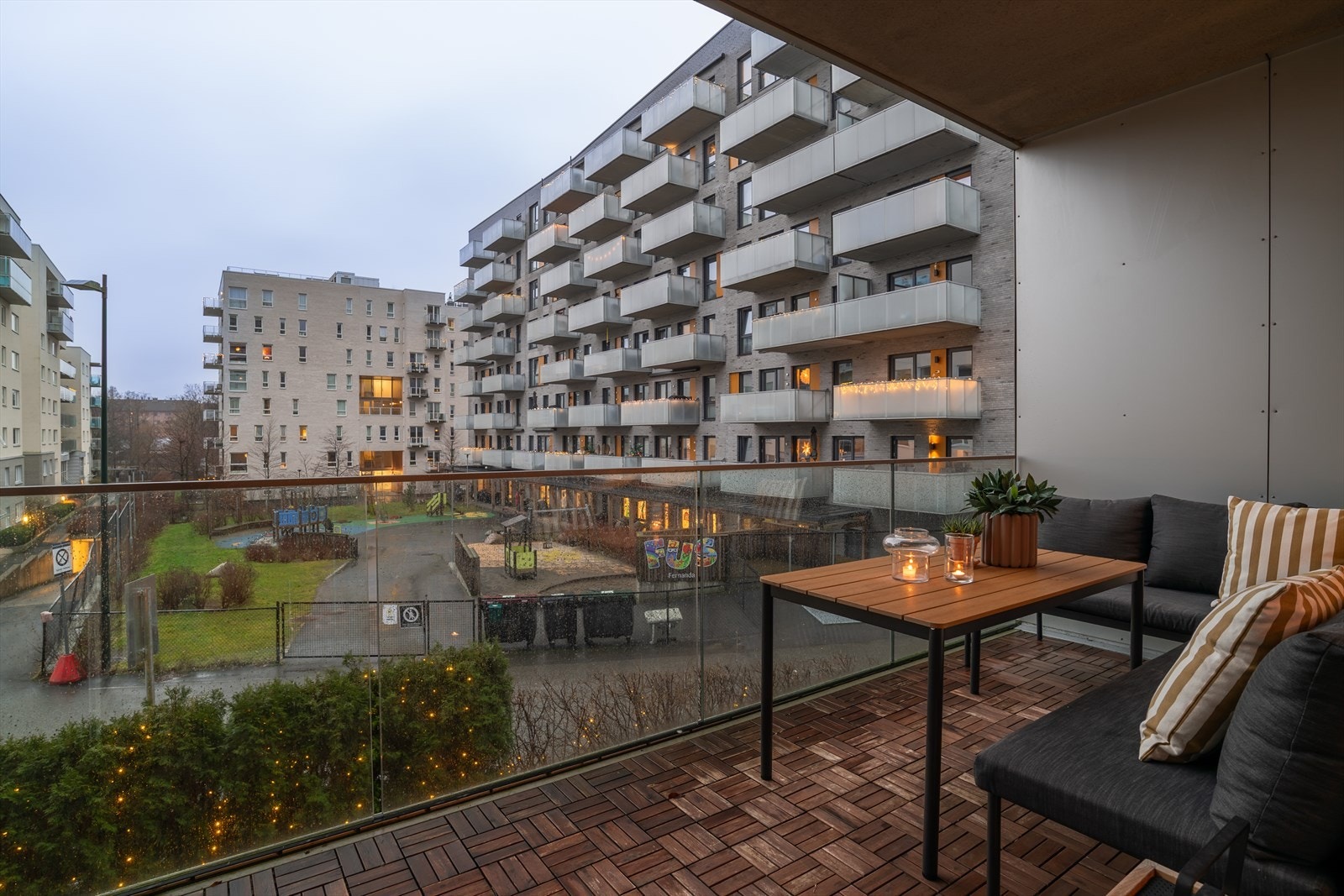 Direkte ut fra stuen har du tilgang til en romslig og solrik balkong på hele 14 kvm. Leiligheten har en nydelig plassering i bygget. Galleribilde