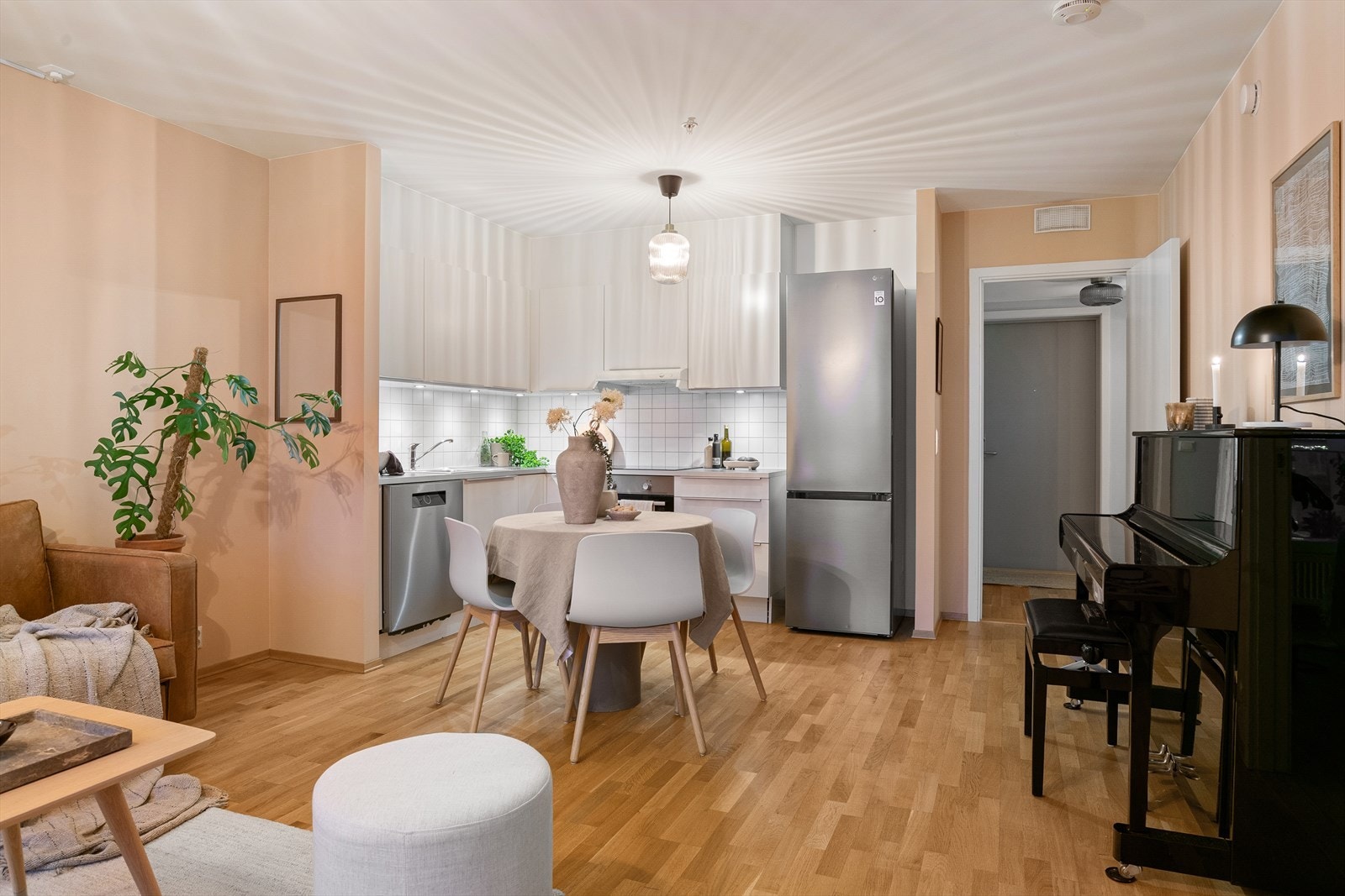 Stor og romslig stue med åpen kjøkkenløsning. Galleribilde