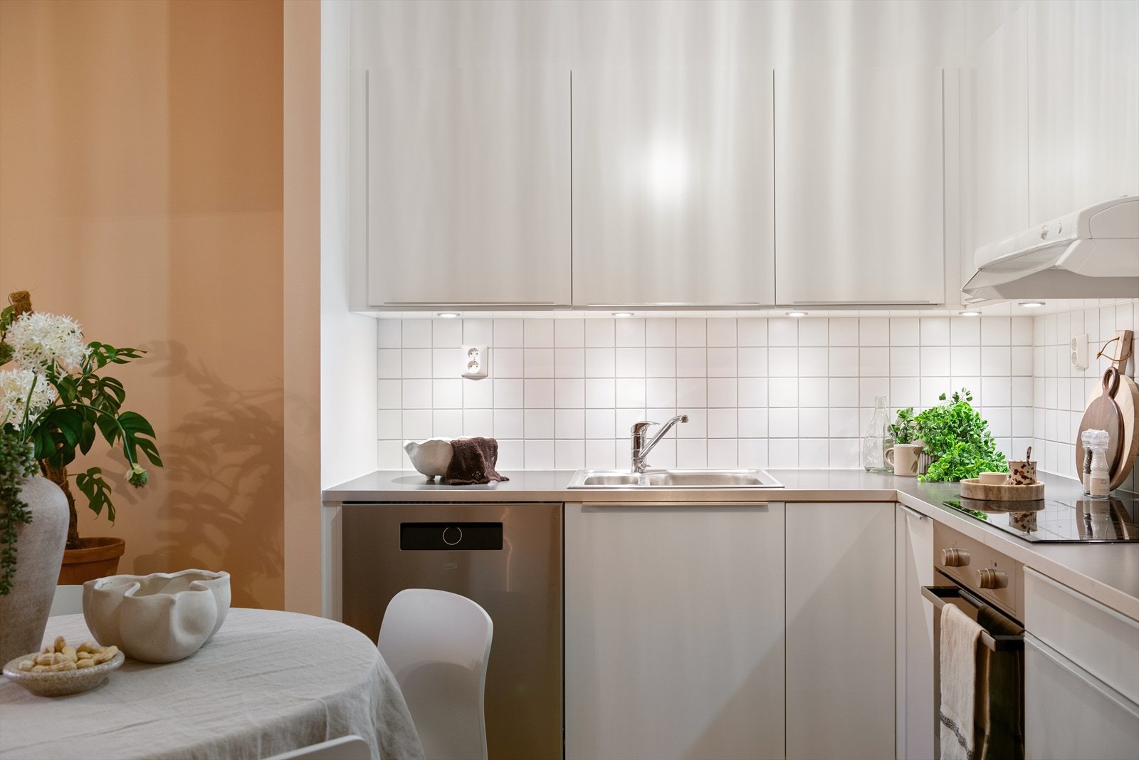 Lyst og moderne kjøkken. Alle hvitevarene medfølger boligen. Galleribilde