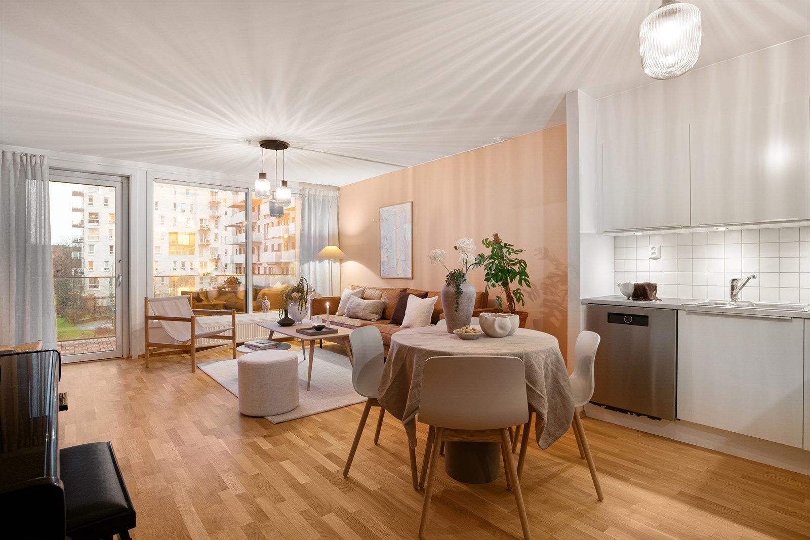 Her kan du flytte rett inn i en moderne og flott leilighet. Bygget ble oppført i 2014 og har alle moderne bekvemmeligheter som følger deretter. Galleribilde