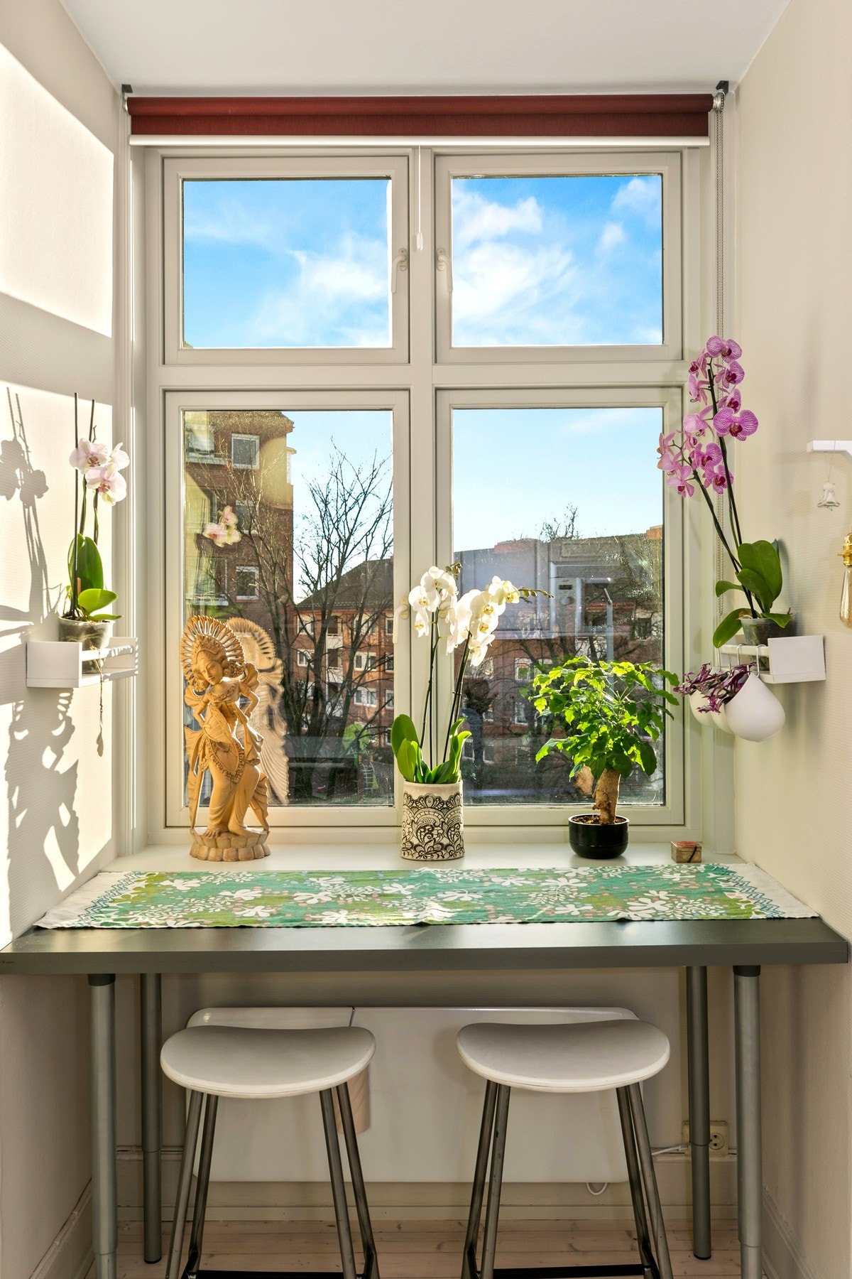 Koselig barløsning ved vindu Galleribilde