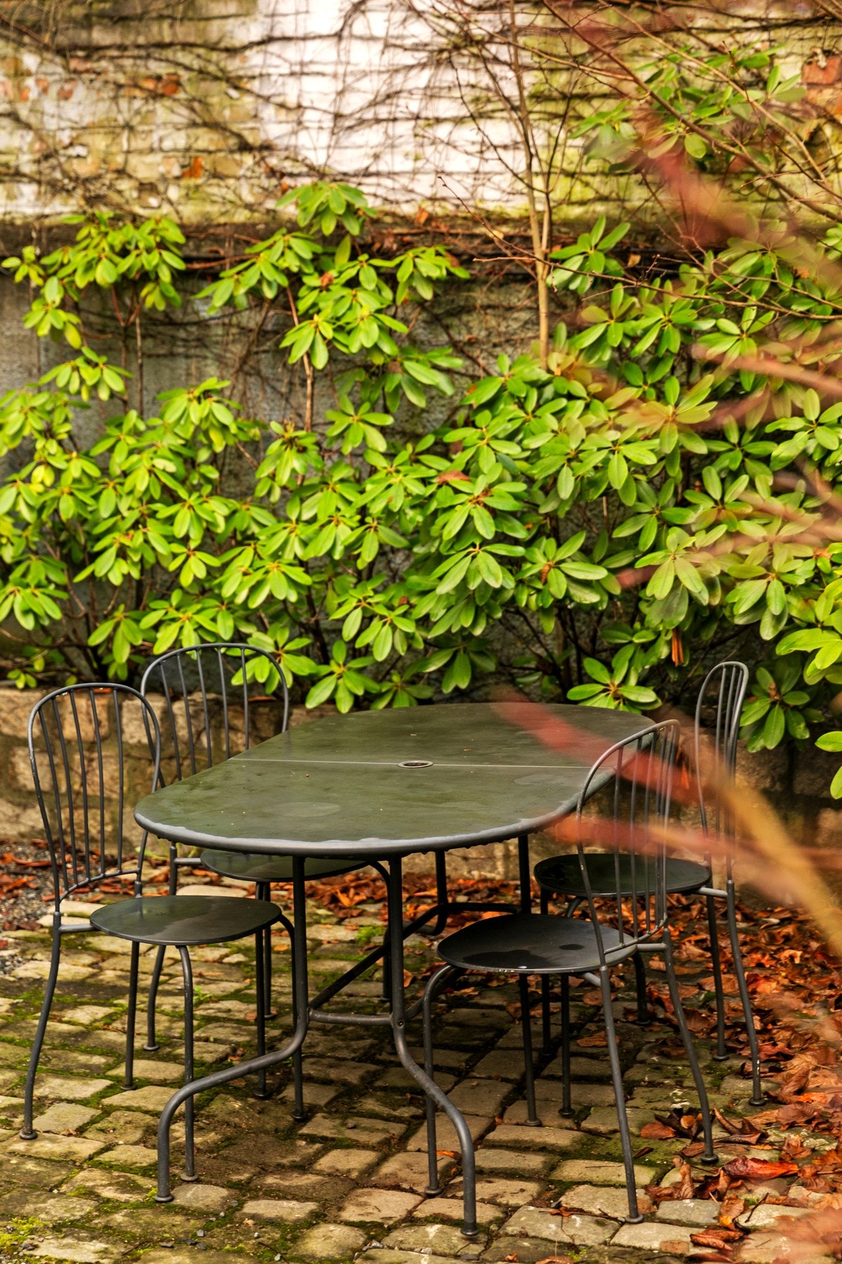 Sittegruppe i bakgård Galleribilde