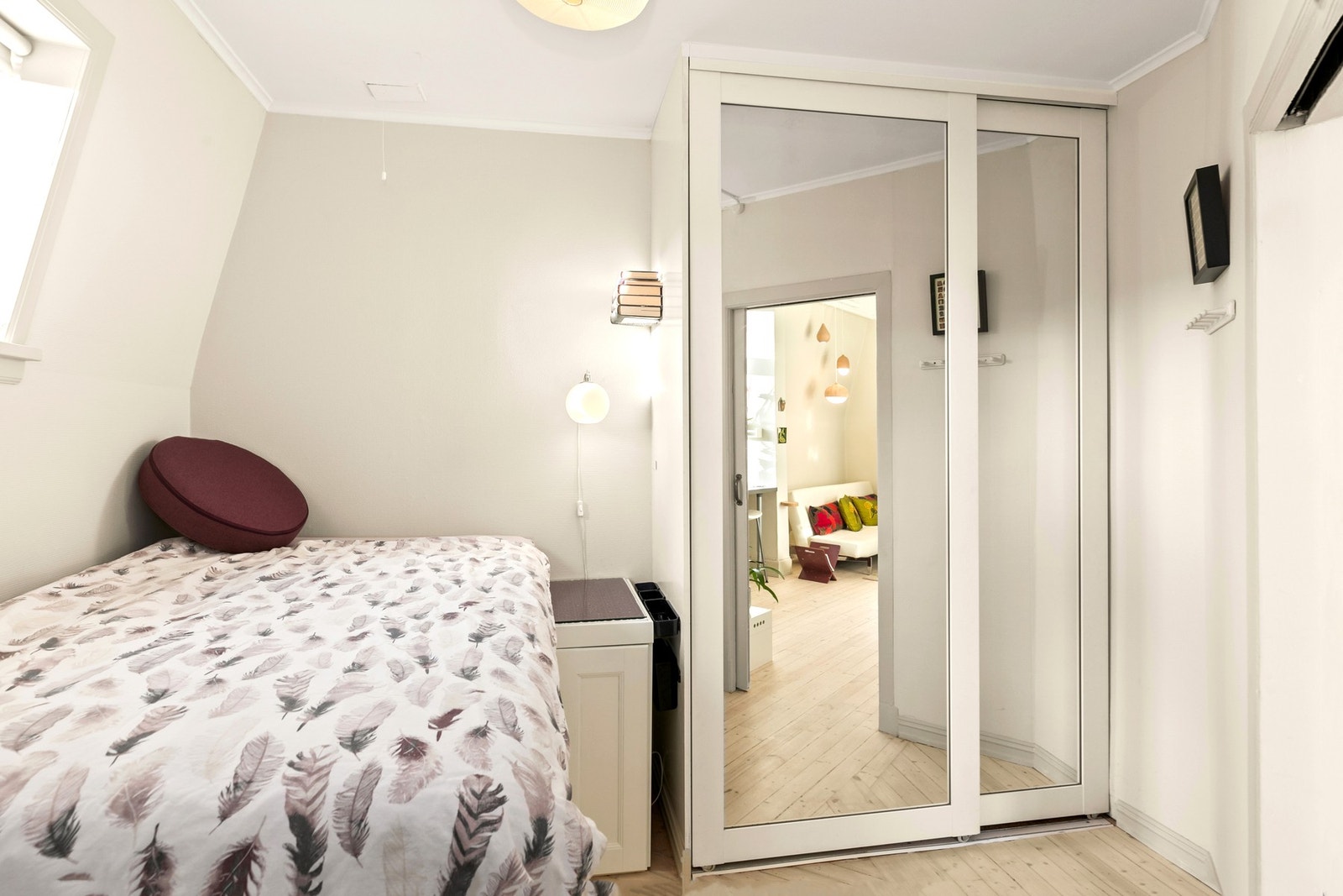 Skyvedørsgarderobe med speildører Galleribilde