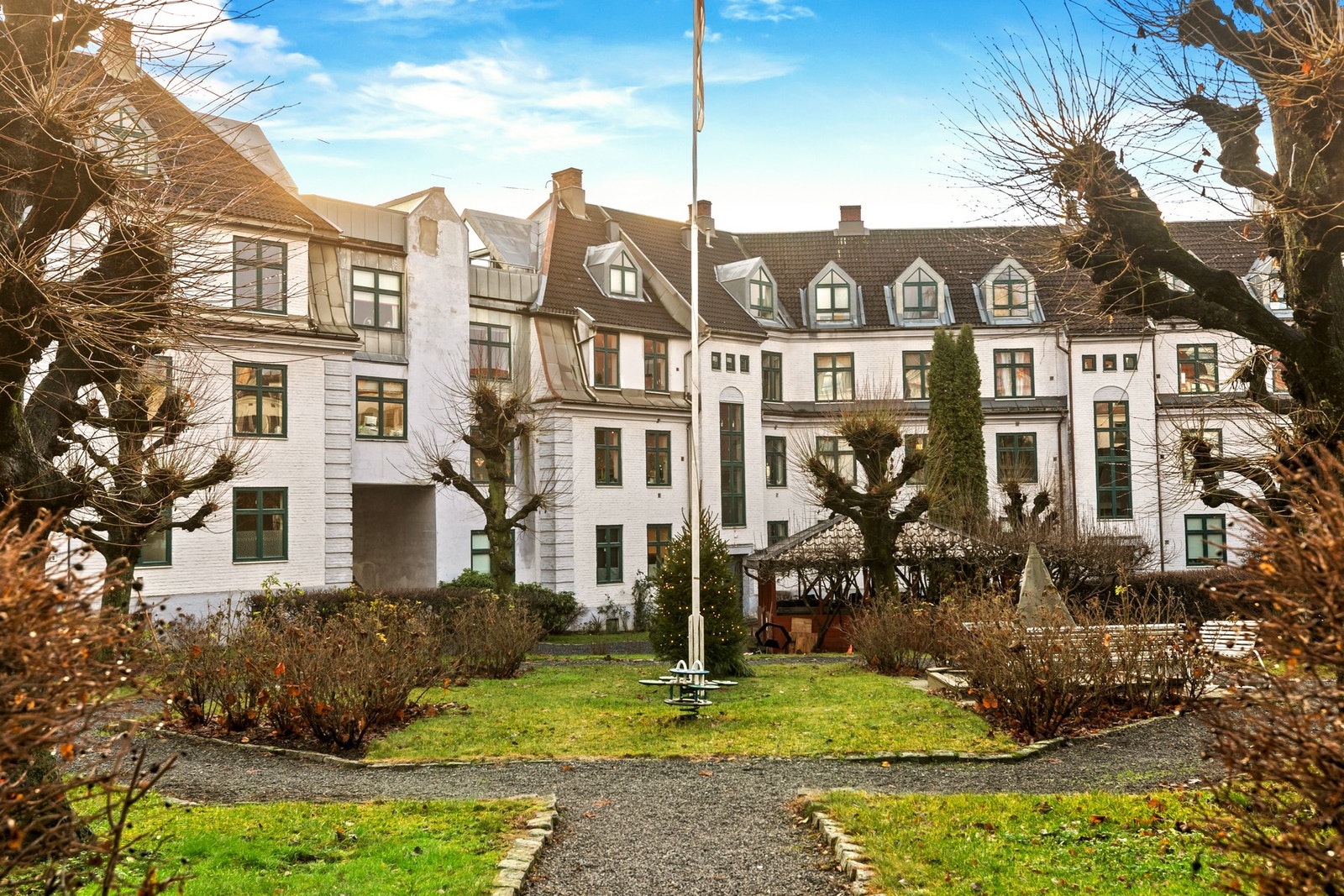 Flott opparbeidet bakgård med sittegrupper og sykkelparkering Galleribilde