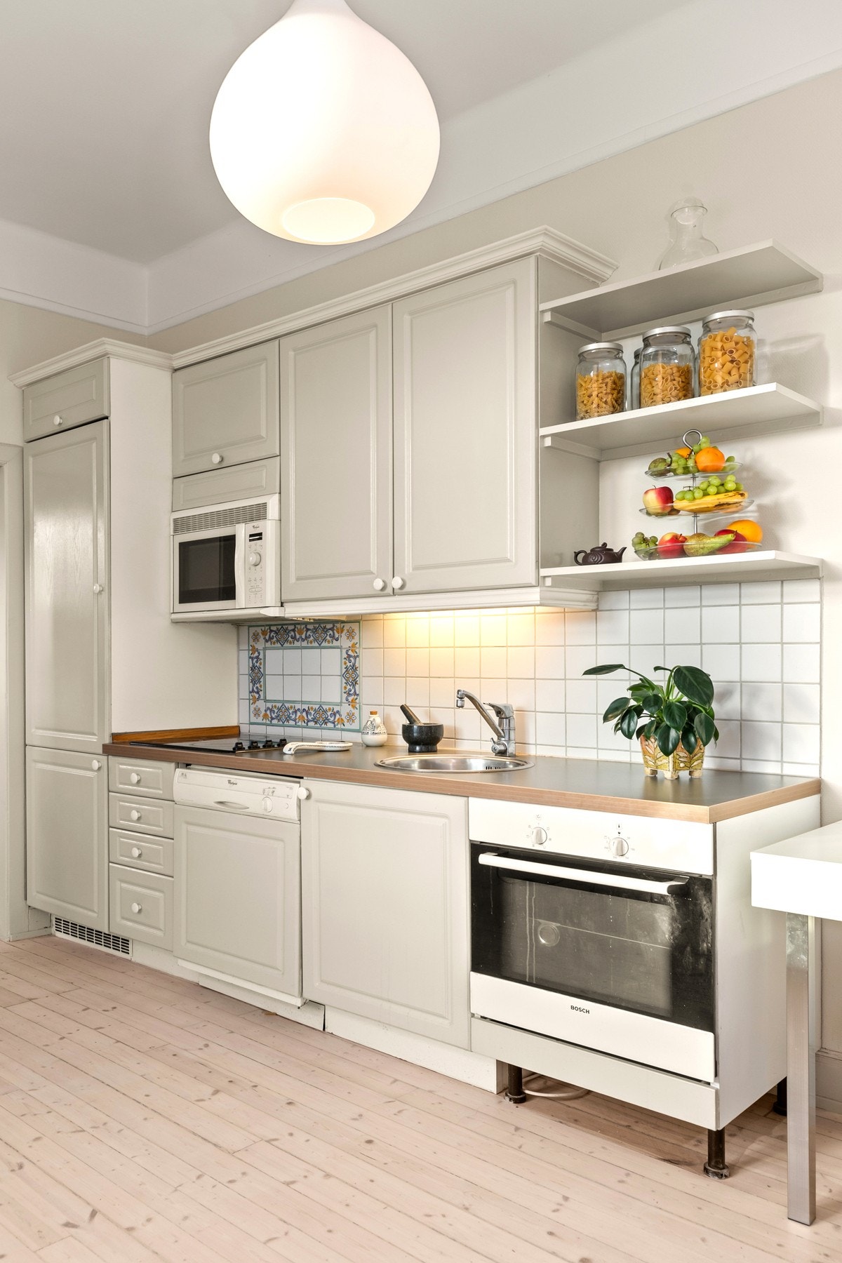 Kjøkkeninnredning med over- og underskap med profilerte fronter Galleribilde