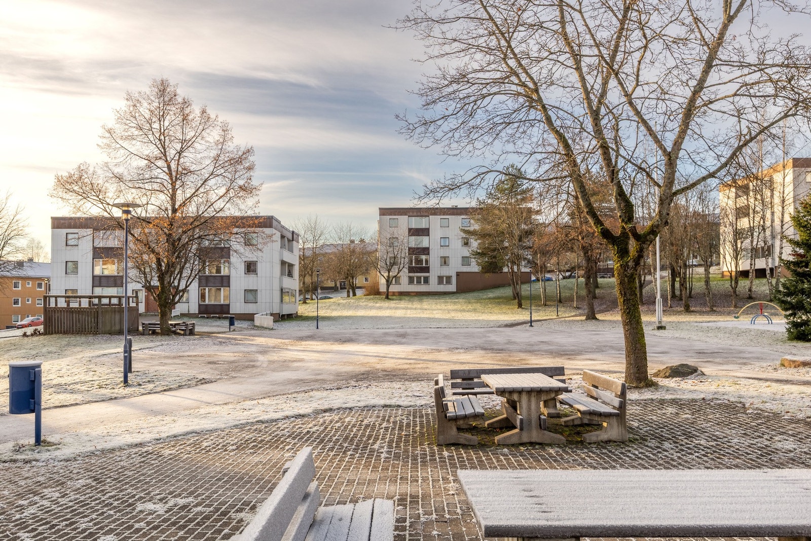 Fellesarealene er pent opparbeidet med blant annet plen, sitteplasser, lekeplass og sykkelstativ Galleribilde