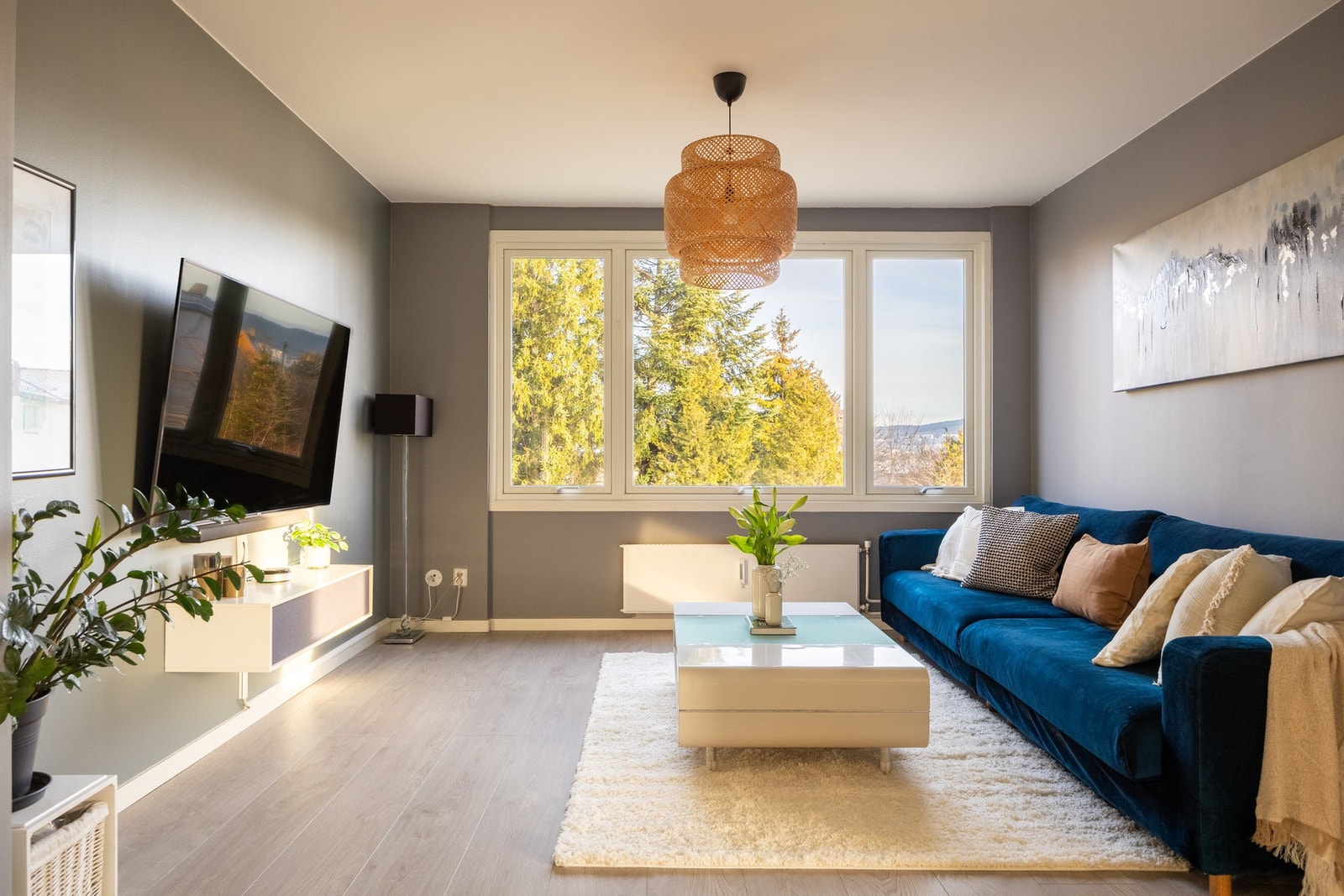 Det er god plass til sofagruppe, tv-seksjon og spisebord Galleribilde