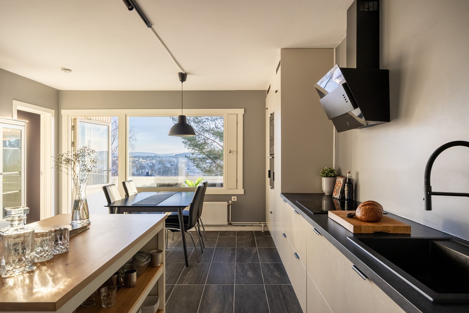 Integrert komfyr, kokeplate, mikro med grillfunksjon, oppvaskmaskin, helt kjøleskap og hel fryser. Kjøkkenkran som kan hektes av for enklere oppvask! Kjeramisk vask. Galleribilde