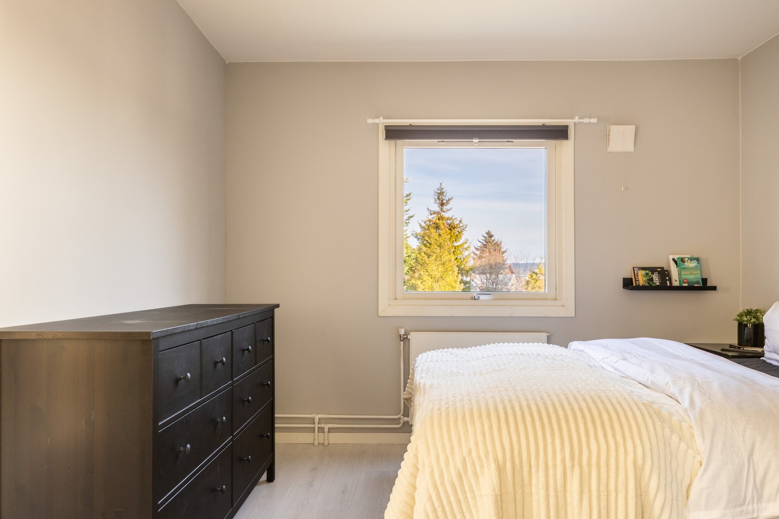 Plass til ytterligere garderobe / kommode ved behov Galleribilde