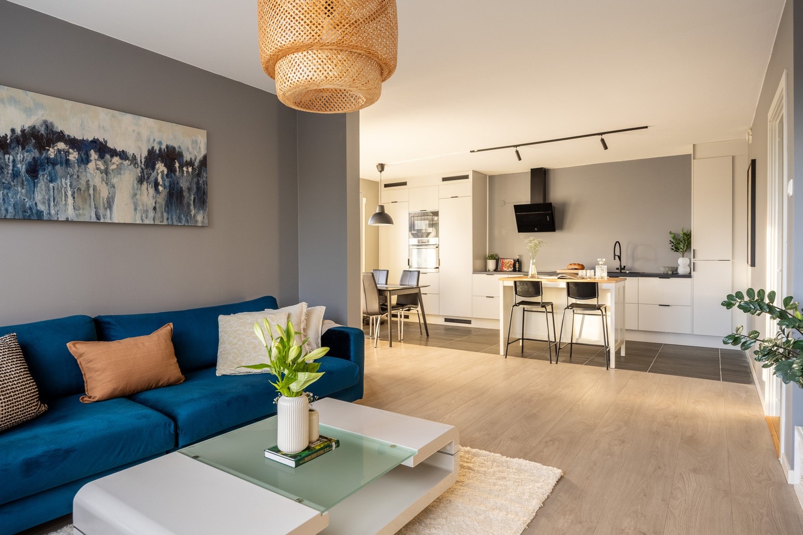 Luftig hjørnestue med åpen løsning mot kjøkken Galleribilde