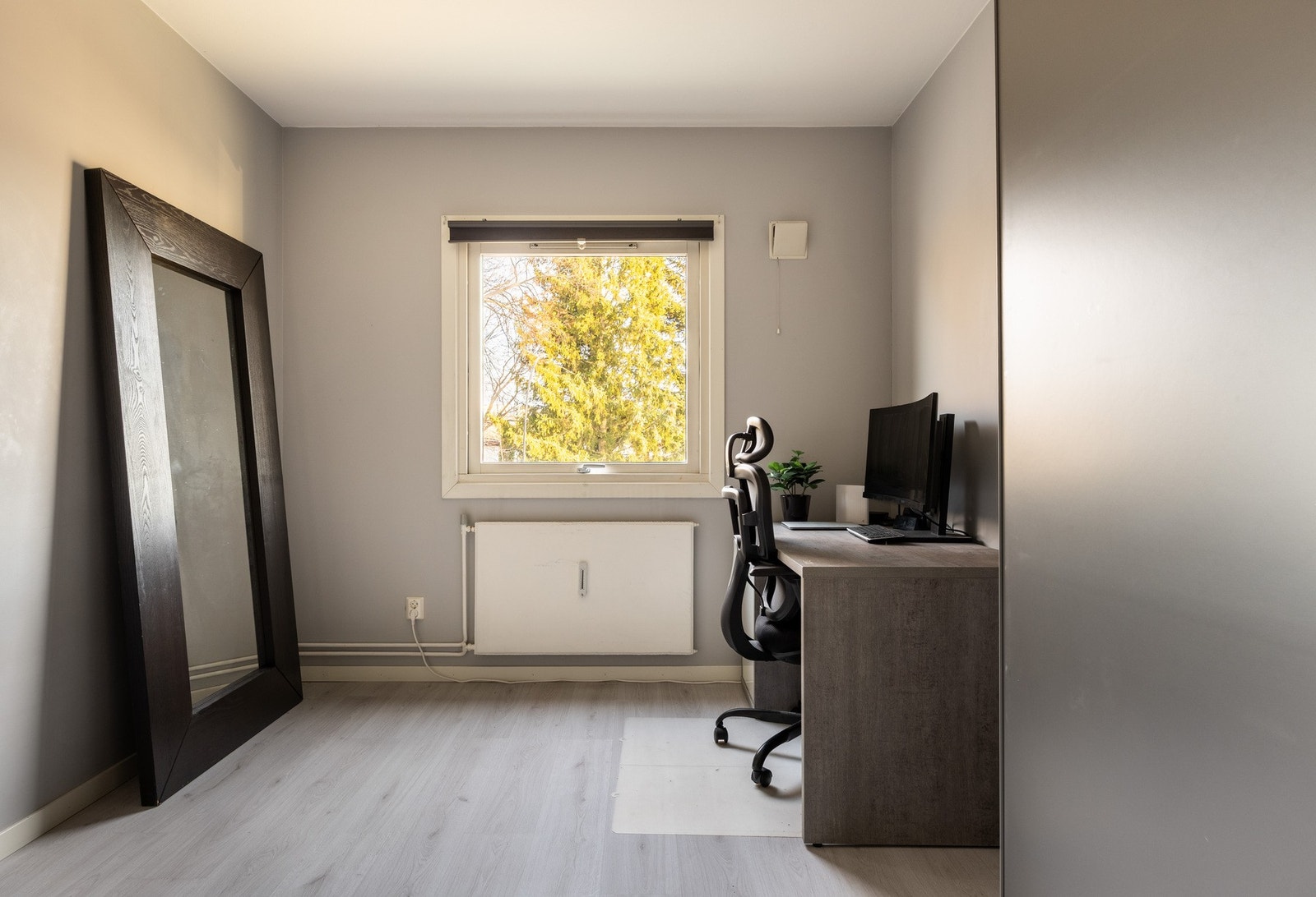 Soverom 2 er også av god størrelse, og er i dag er innredet med kontorløsning Galleribilde